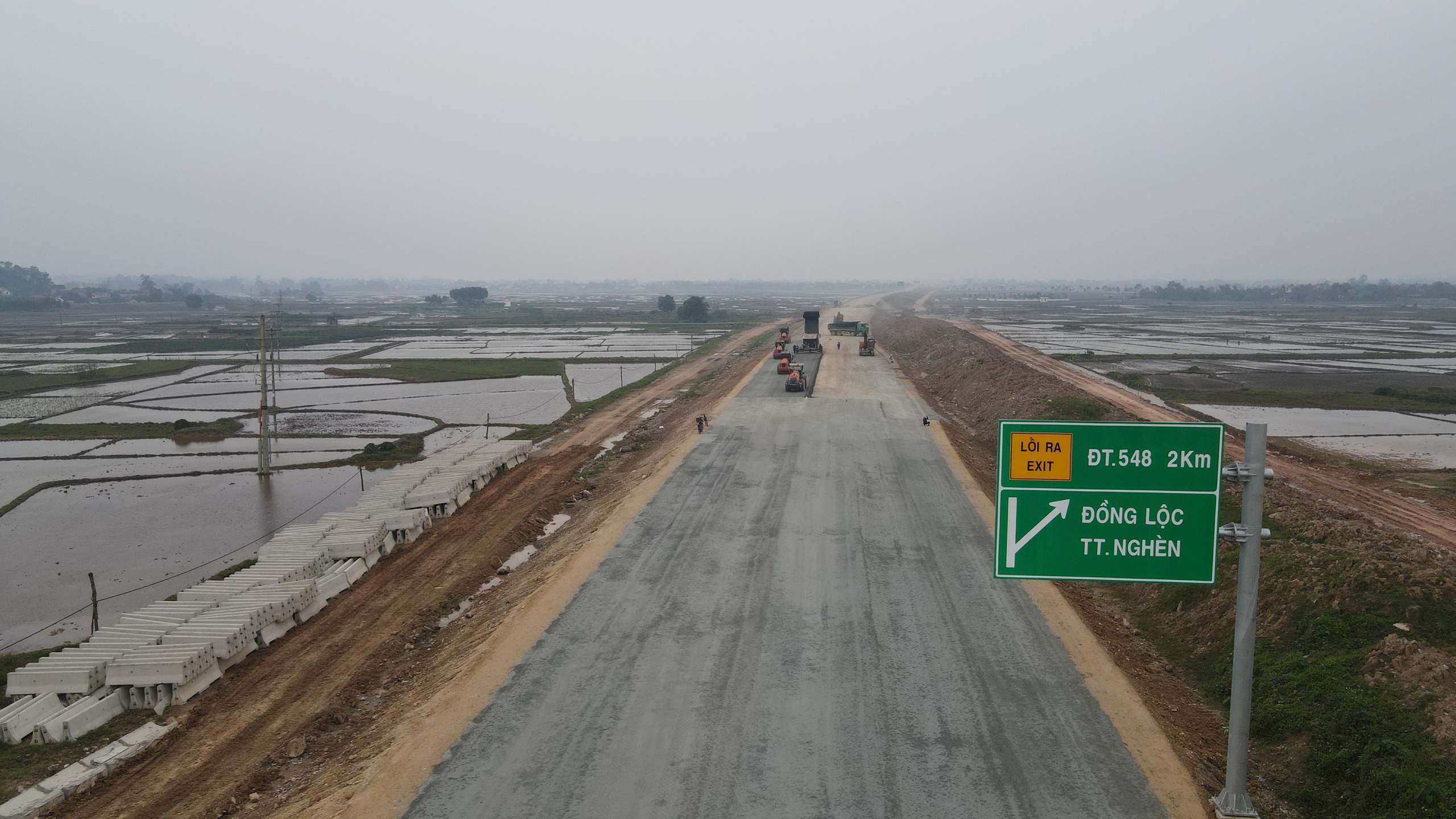 Thảm xong b&ecirc; t&ocirc;ng nhựa lớp 1 cao tốc B&atilde;i Vọt - H&agrave;m Nghi dịp tết Nguy&ecirc;n đ&aacute;n- Ảnh 13.