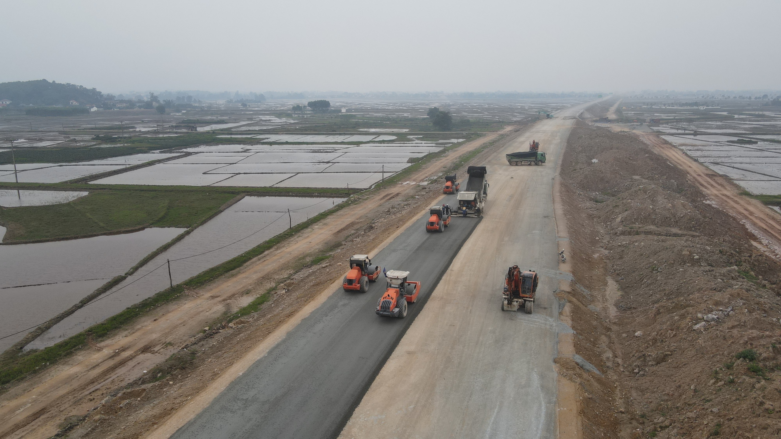 Thảm xong b&ecirc; t&ocirc;ng nhựa lớp 1 cao tốc B&atilde;i Vọt - H&agrave;m Nghi dịp tết Nguy&ecirc;n đ&aacute;n- Ảnh 8.