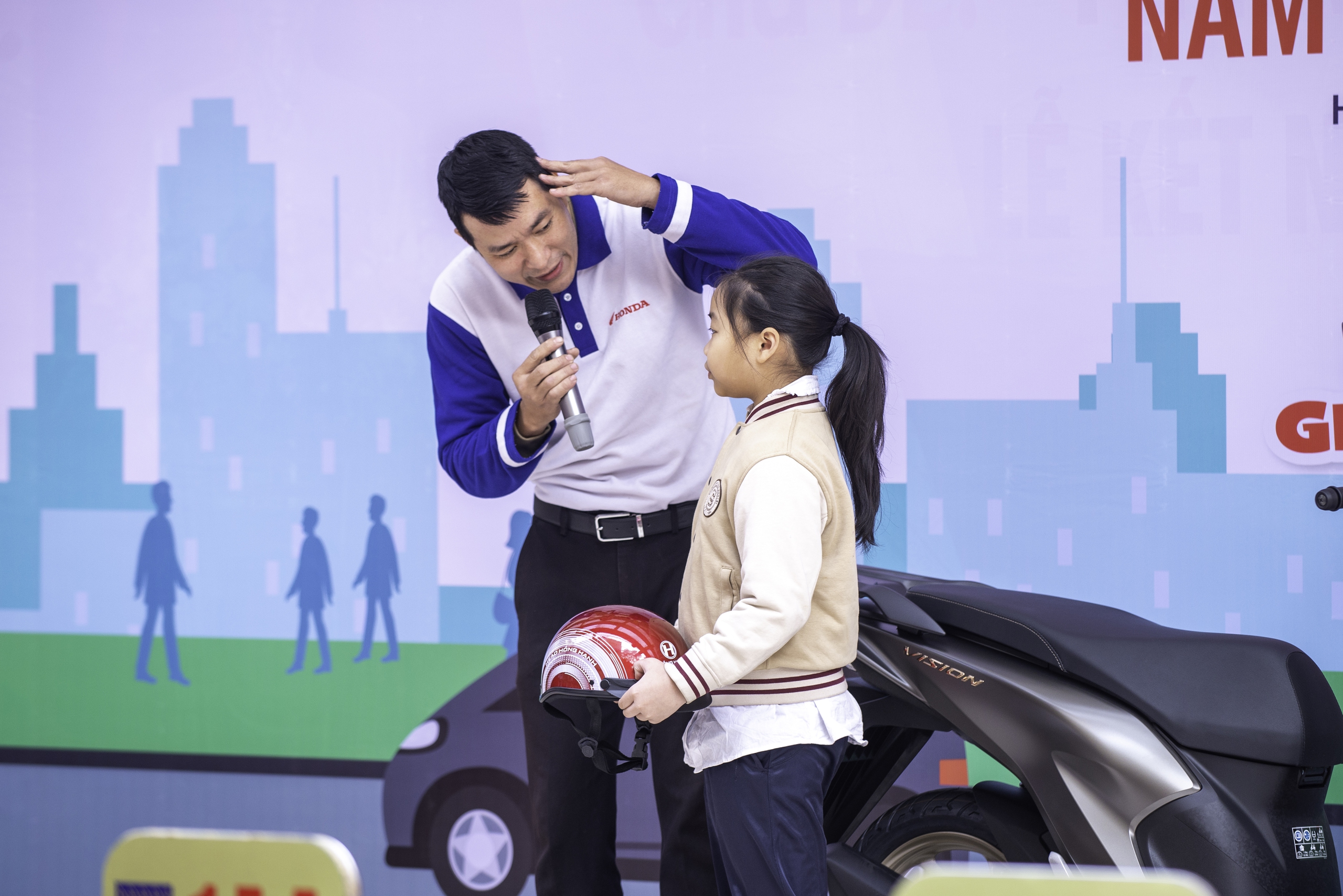 Học sinh h&aacute;o hức tham gia chương tr&igrave;nh "Ch&uacute;ng em với an to&agrave;n giao th&ocirc;ng"- Ảnh 3.