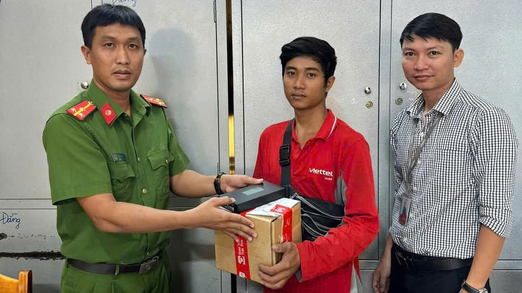 Thượng úy công an trao trả gói hàng trị giá gần 37 triệu đồng cho người đánh rơi- Ảnh 1. Thượng úy công an trao trả gói hàng trị giá gần 37 triệu đồng cho người đánh rơi- Ảnh 1.