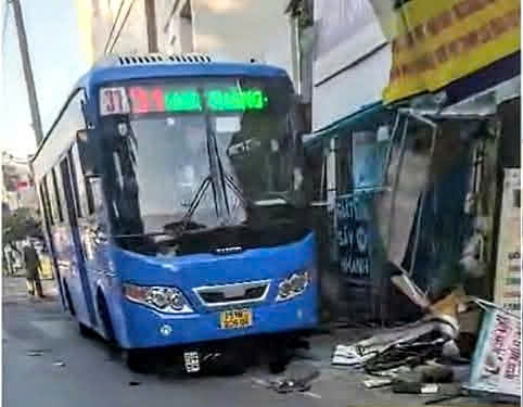 TP.HCM: Xe bu&yacute;t mất l&aacute;i g&acirc;y tai nạn li&ecirc;n ho&agrave;n, hai người bị thương- Ảnh 1.