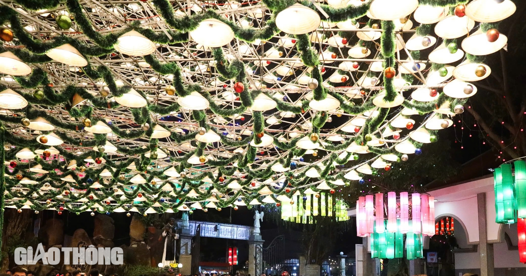 Rực rỡ ánh đèn Giáng sinh cùng cây thông kết từ gần 4.000 nón lá ở xóm đạo Đồng Nai- Ảnh 8. Rực rỡ ánh đèn Giáng sinh cùng cây thông kết từ gần 4.000 nón lá ở xóm đạo Đồng Nai- Ảnh 8.