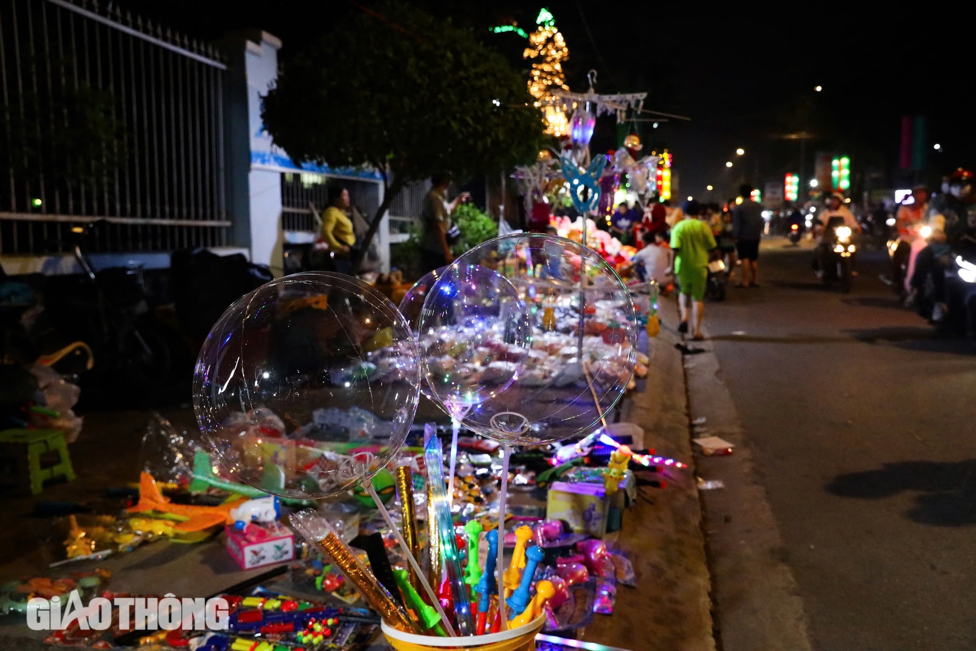 Rực rỡ ánh đèn Giáng sinh cùng cây thông kết từ gần 4.000 nón lá ở xóm đạo Đồng Nai- Ảnh 5. Rực rỡ ánh đèn Giáng sinh cùng cây thông kết từ gần 4.000 nón lá ở xóm đạo Đồng Nai- Ảnh 5.