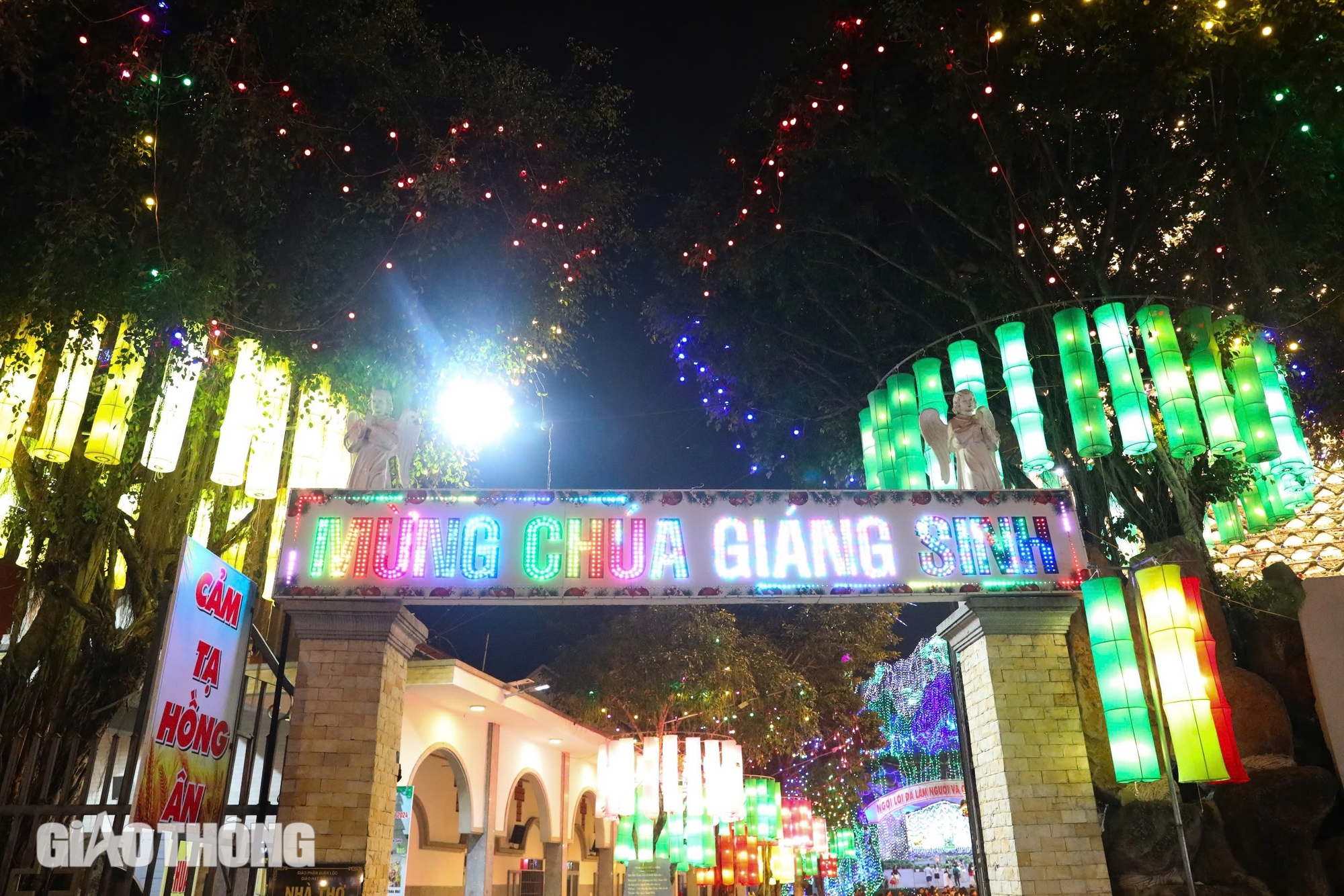 Rực rỡ ánh đèn Giáng sinh cùng cây thông kết từ gần 4.000 nón lá ở xóm đạo Đồng Nai- Ảnh 2. Rực rỡ ánh đèn Giáng sinh cùng cây thông kết từ gần 4.000 nón lá ở xóm đạo Đồng Nai- Ảnh 2.