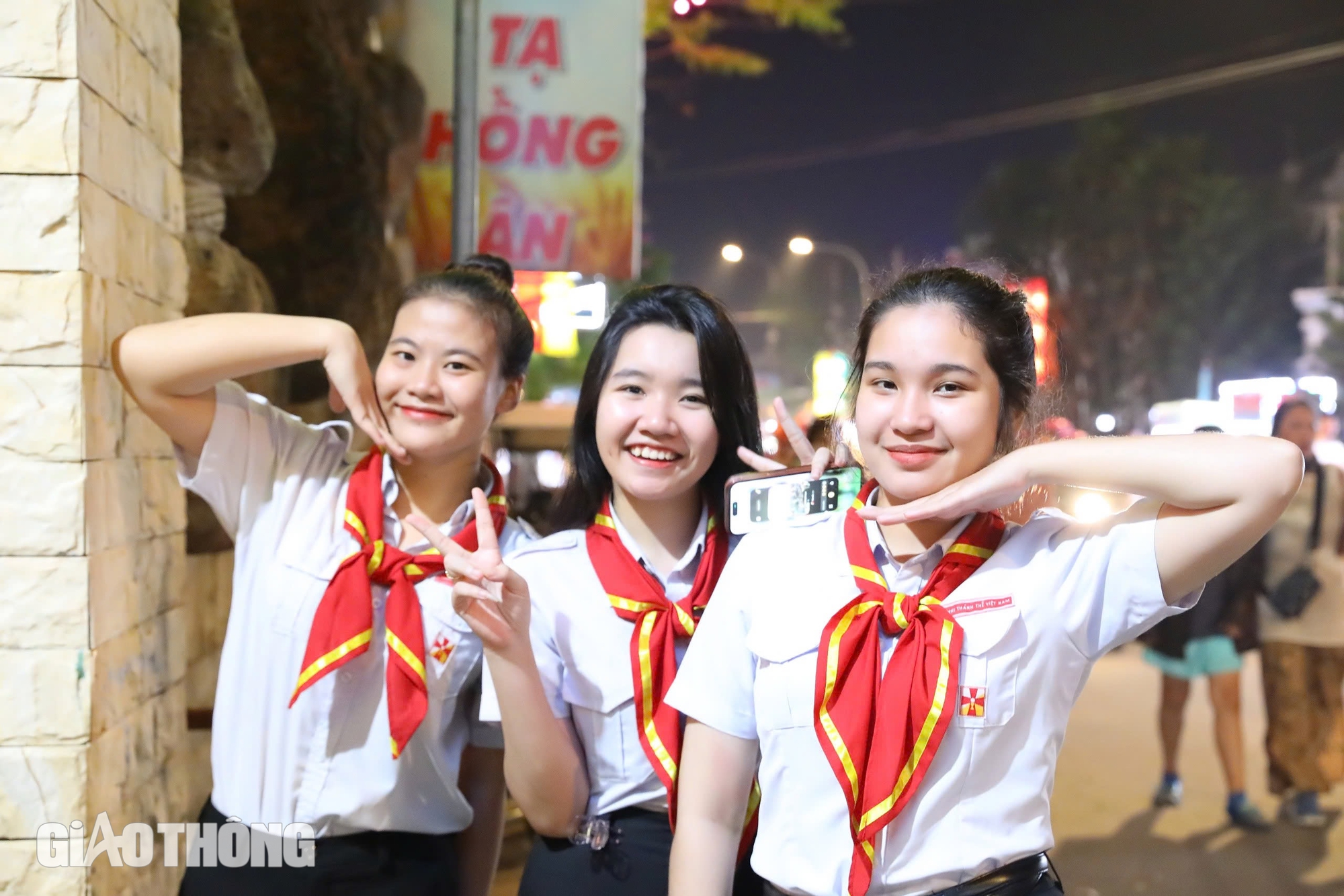 Rực rỡ ánh đèn Giáng sinh cùng cây thông kết từ gần 4.000 nón lá ở xóm đạo Đồng Nai- Ảnh 10. Rực rỡ ánh đèn Giáng sinh cùng cây thông kết từ gần 4.000 nón lá ở xóm đạo Đồng Nai- Ảnh 10.