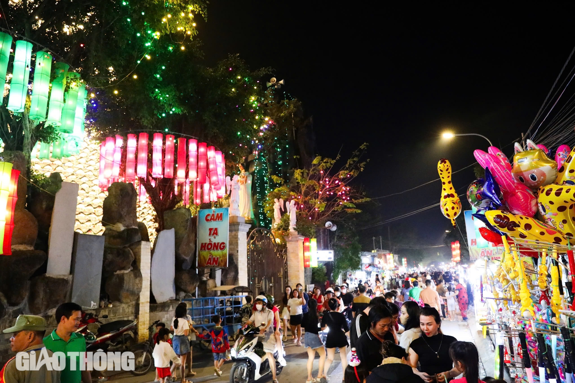 Rực rỡ ánh đèn Giáng sinh cùng cây thông kết từ gần 4.000 nón lá ở xóm đạo Đồng Nai- Ảnh 3. Rực rỡ ánh đèn Giáng sinh cùng cây thông kết từ gần 4.000 nón lá ở xóm đạo Đồng Nai- Ảnh 3.