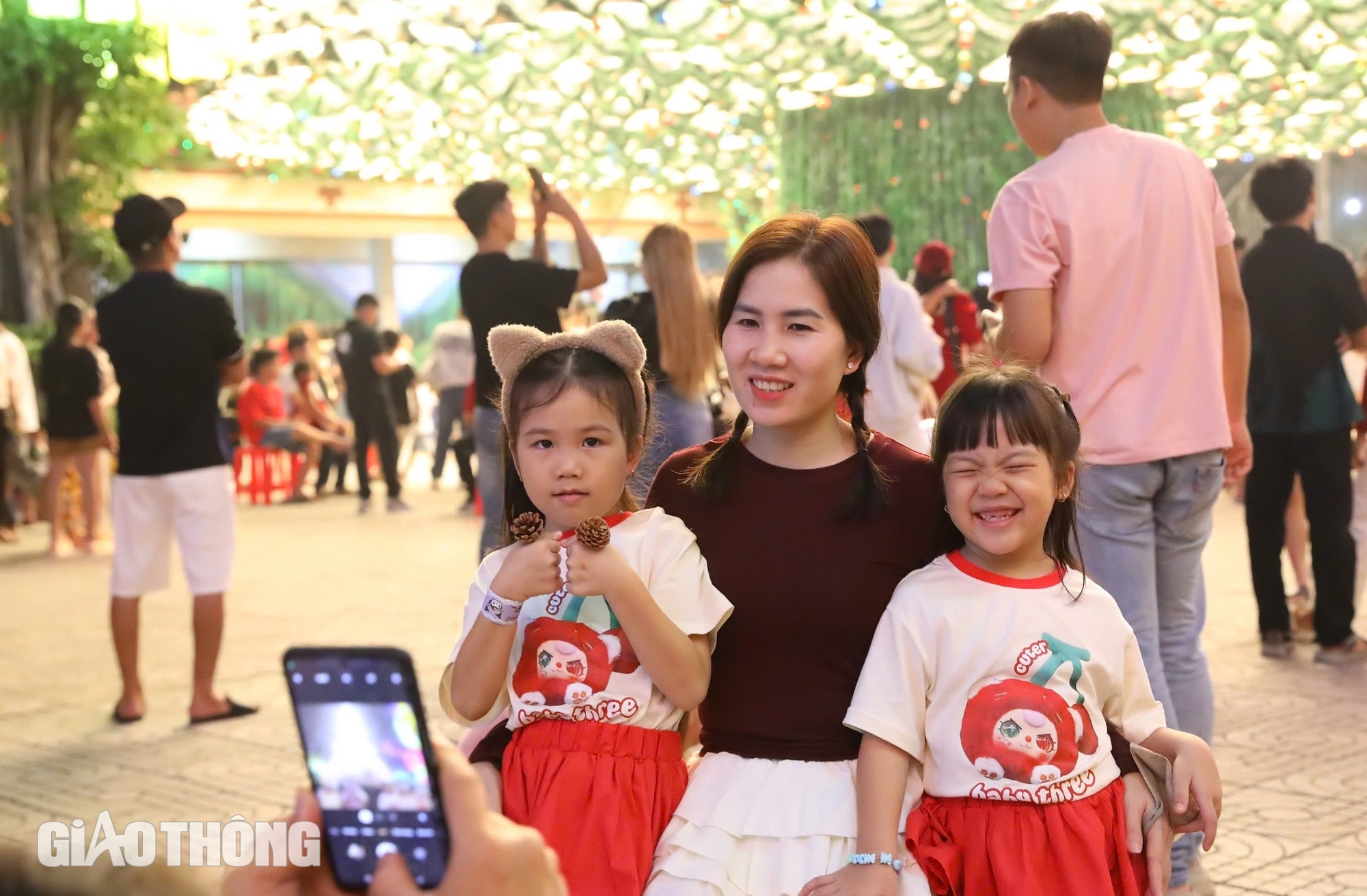 Rực rỡ ánh đèn Giáng sinh cùng cây thông kết từ gần 4.000 nón lá ở xóm đạo Đồng Nai- Ảnh 12. Rực rỡ ánh đèn Giáng sinh cùng cây thông kết từ gần 4.000 nón lá ở xóm đạo Đồng Nai- Ảnh 12.