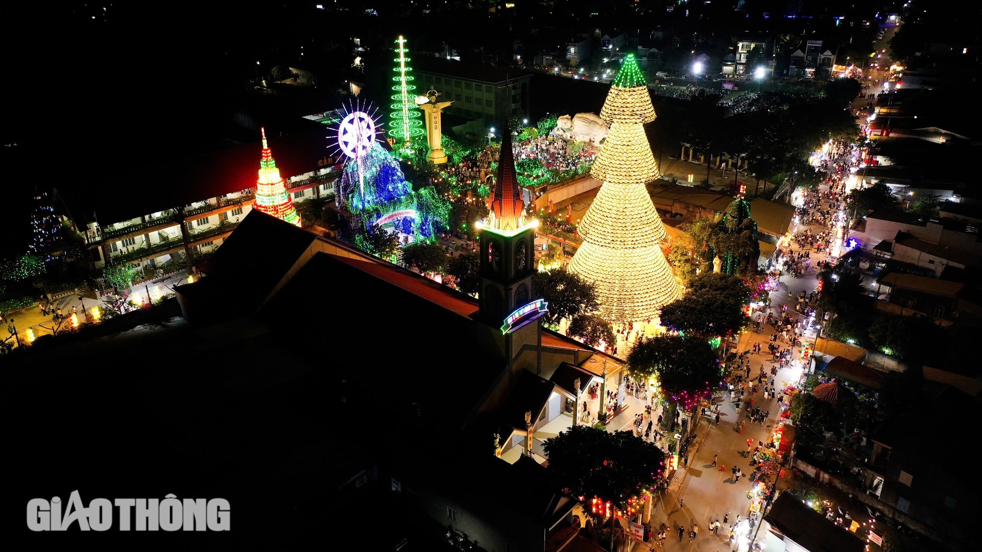 Rực rỡ ánh đèn Giáng sinh cùng cây thông kết từ gần 4.000 nón lá ở xóm đạo Đồng Nai- Ảnh 1. Rực rỡ ánh đèn Giáng sinh cùng cây thông kết từ gần 4.000 nón lá ở xóm đạo Đồng Nai- Ảnh 1.