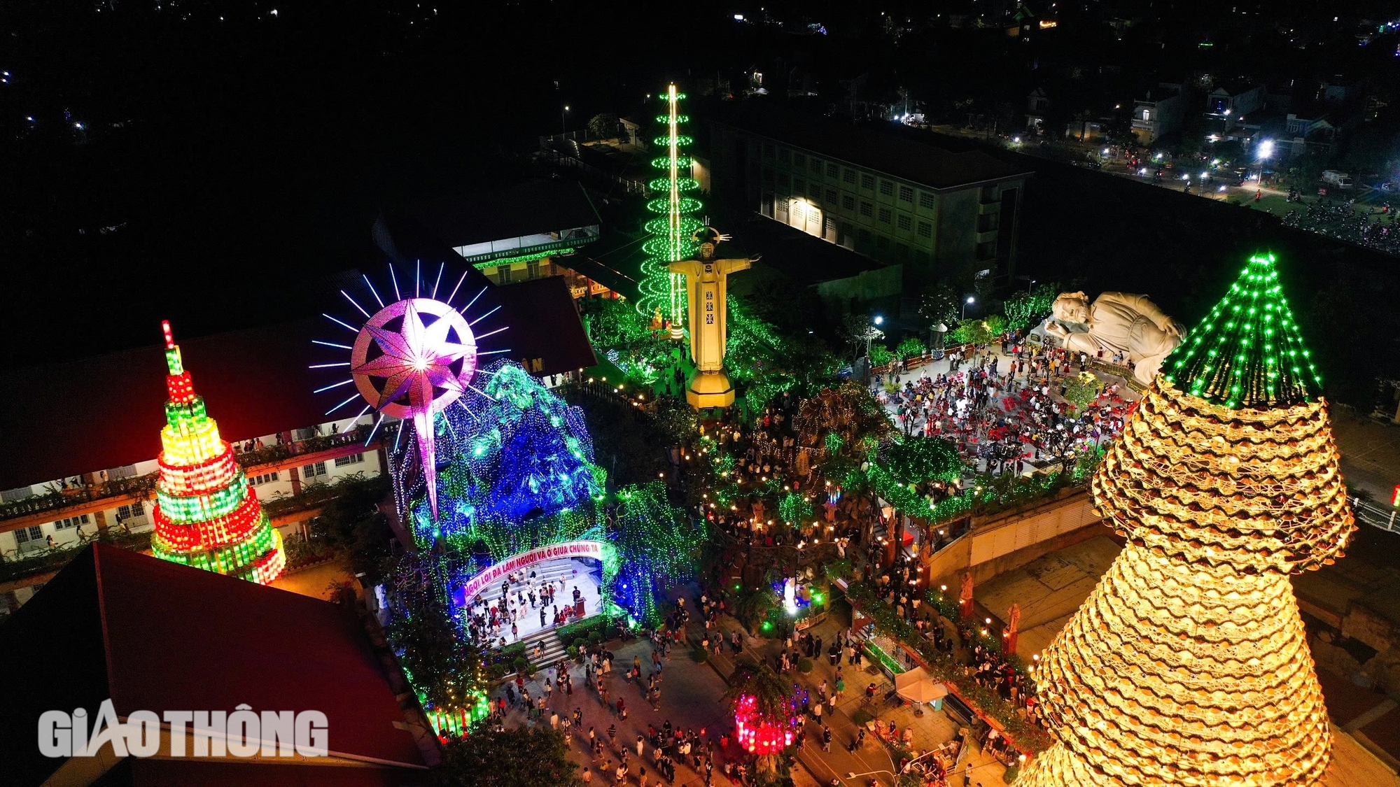 Rực rỡ ánh đèn Giáng sinh cùng cây thông kết từ gần 4.000 nón lá ở xóm đạo Đồng Nai- Ảnh 4. Rực rỡ ánh đèn Giáng sinh cùng cây thông kết từ gần 4.000 nón lá ở xóm đạo Đồng Nai- Ảnh 4.