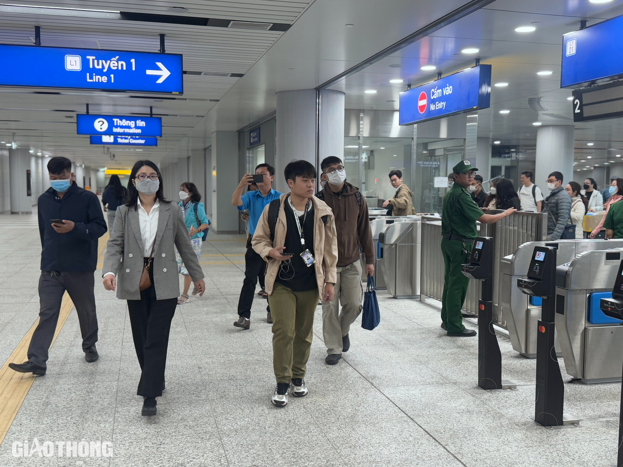 Ngày đi làm, đi học đầu tiên bằng metro, người dân TP.HCM chia sẻ gì?- Ảnh 1. Ngày đi làm, đi học đầu tiên bằng metro, người dân TP.HCM chia sẻ gì?- Ảnh 1.