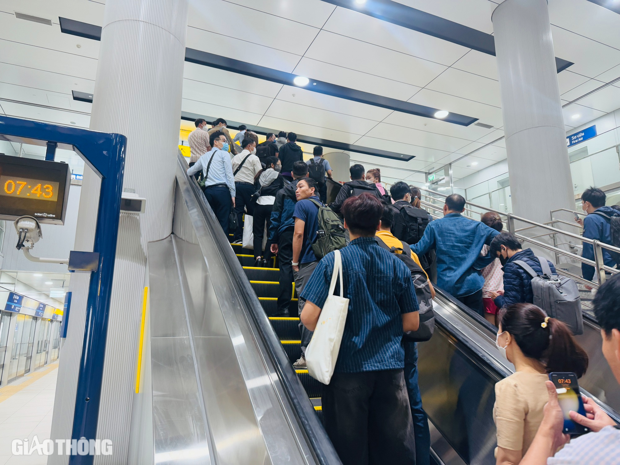 Ngày đi làm, đi học đầu tiên bằng metro, người dân TP.HCM chia sẻ gì?- Ảnh 10. Ngày đi làm, đi học đầu tiên bằng metro, người dân TP.HCM chia sẻ gì?- Ảnh 10.