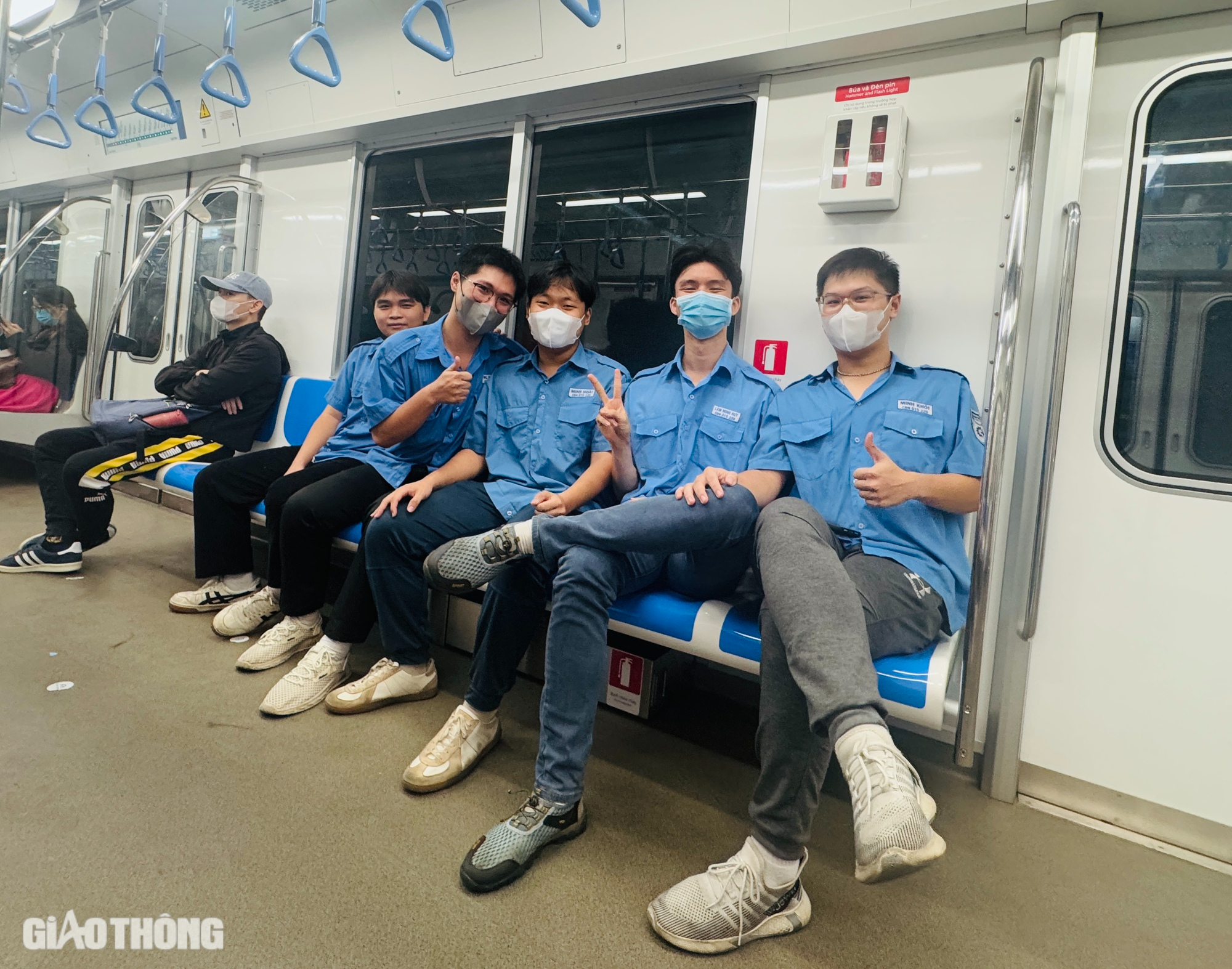 Ngày đi làm, đi học đầu tiên bằng metro, người dân TP.HCM chia sẻ gì?- Ảnh 8. Ngày đi làm, đi học đầu tiên bằng metro, người dân TP.HCM chia sẻ gì?- Ảnh 8.