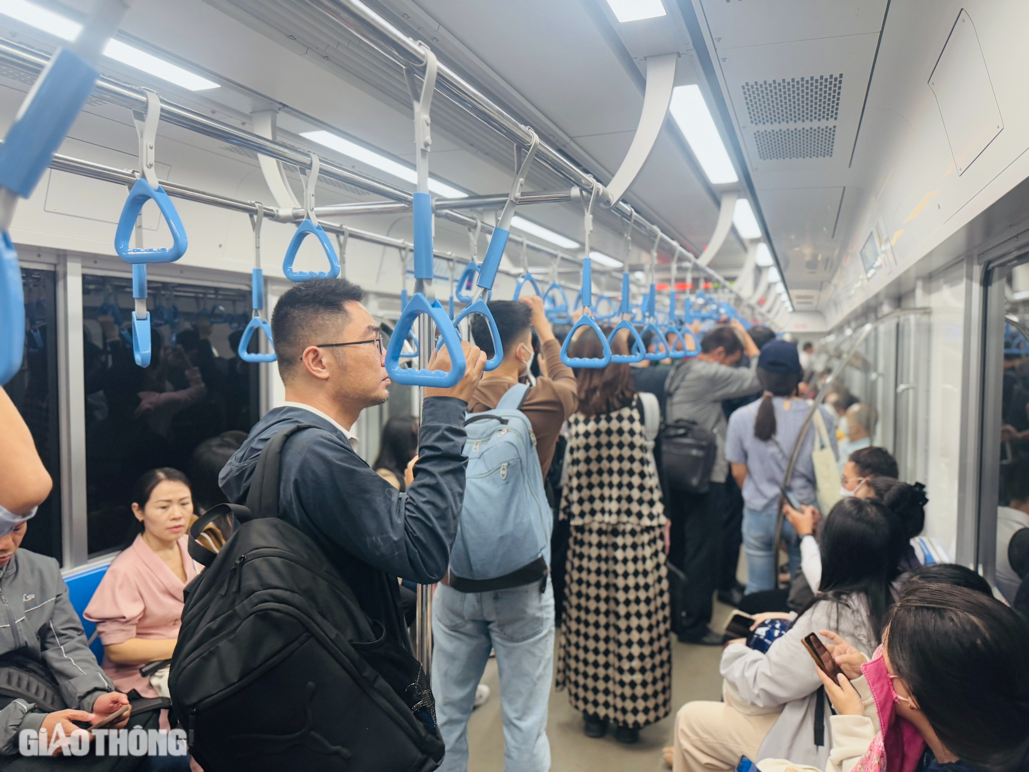 Ngày đi làm, đi học đầu tiên bằng metro, người dân TP.HCM chia sẻ gì?- Ảnh 6. Ngày đi làm, đi học đầu tiên bằng metro, người dân TP.HCM chia sẻ gì?- Ảnh 6.