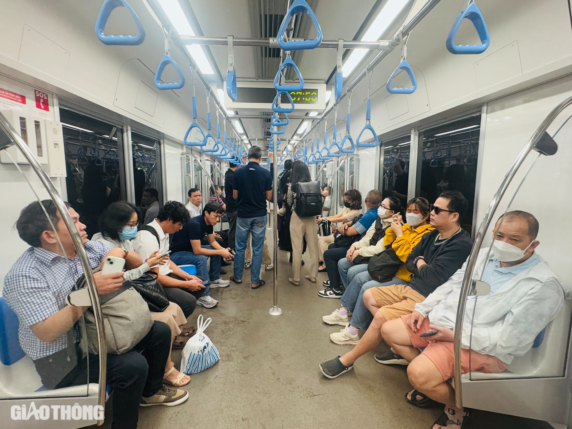 Ngày đi làm, đi học đầu tiên bằng metro, người dân TP.HCM chia sẻ gì?- Ảnh 7. Ngày đi làm, đi học đầu tiên bằng metro, người dân TP.HCM chia sẻ gì?- Ảnh 7.