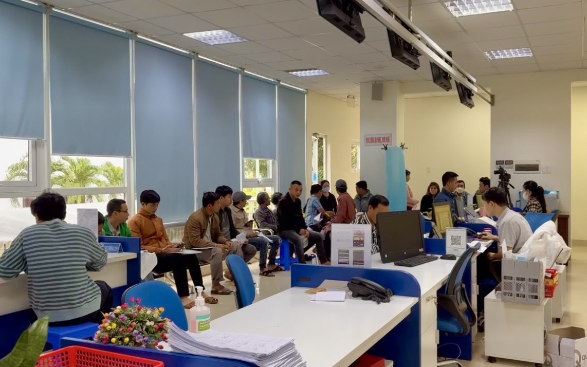 Nghe tin thất thiệt, người d&acirc;n Quảng Ng&atilde;i ồ ạt đi đổi GPLX