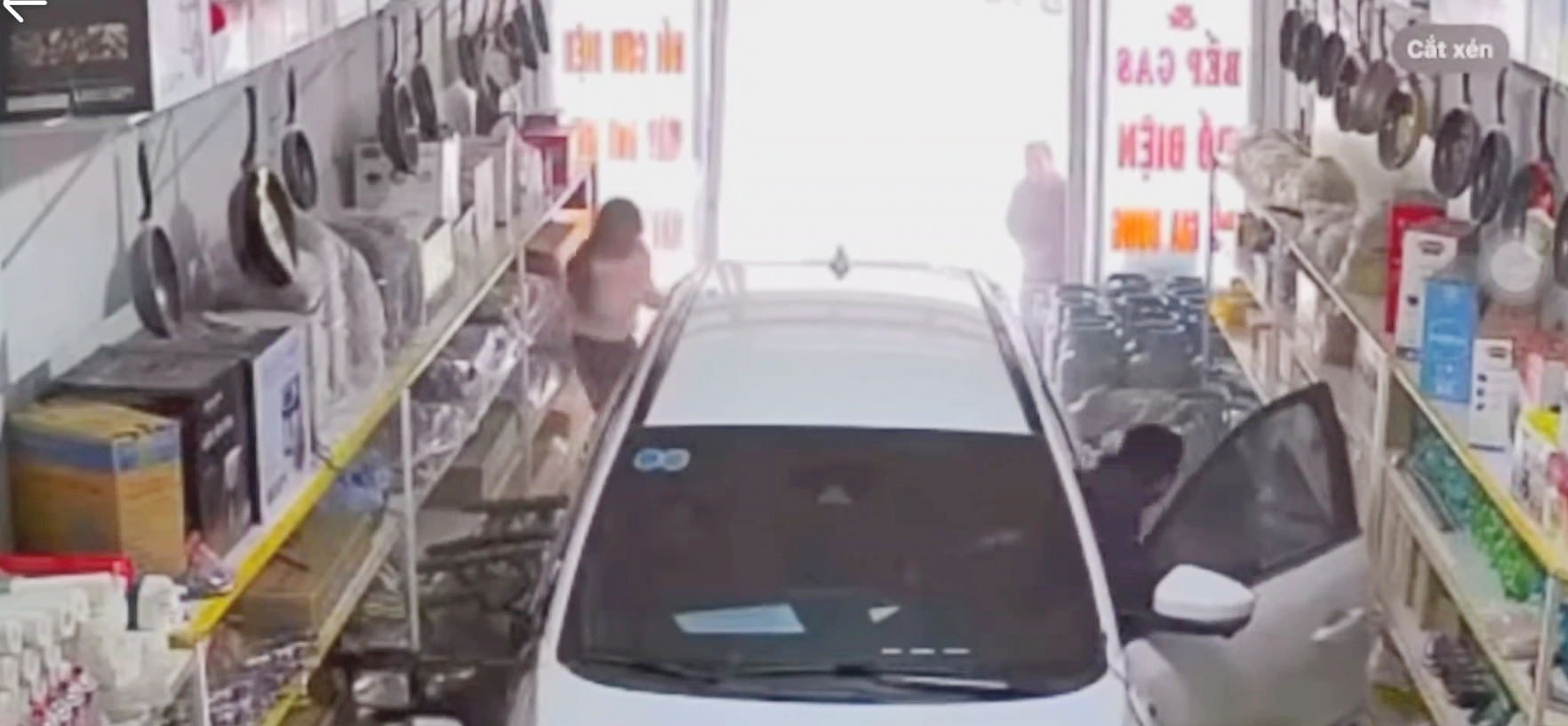 Ai mới l&agrave; người l&aacute;i &ocirc; t&ocirc; lao v&agrave;o nh&agrave; d&acirc;n ở Tuy&ecirc;n Quang khiến b&eacute; g&aacute;i tử vong?- Ảnh 1.