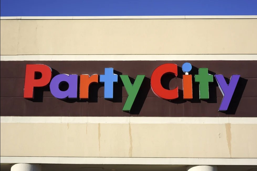 Chuỗi b&aacute;n lẻ Party City nộp đơn xin ph&aacute; sản, cạnh tranh ng&agrave;y c&agrave;ng khốc liệt ở Mỹ- Ảnh 1.