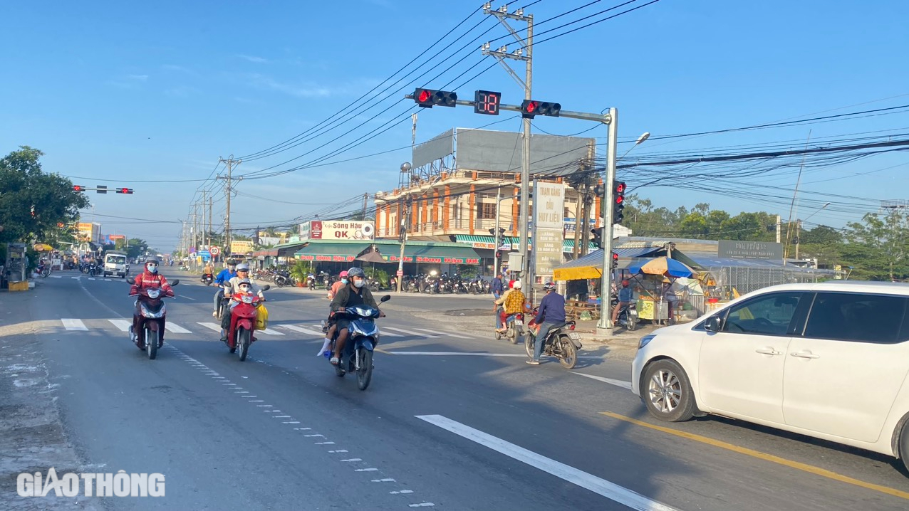 Bạc Liêu: Lắp đèn tín hiệu tại ngã ba Huy Liệu sau phản ánh của Báo Giao thông- Ảnh 1. Bạc Liêu: Lắp đèn tín hiệu tại ngã ba Huy Liệu sau phản ánh của Báo Giao thông- Ảnh 1.