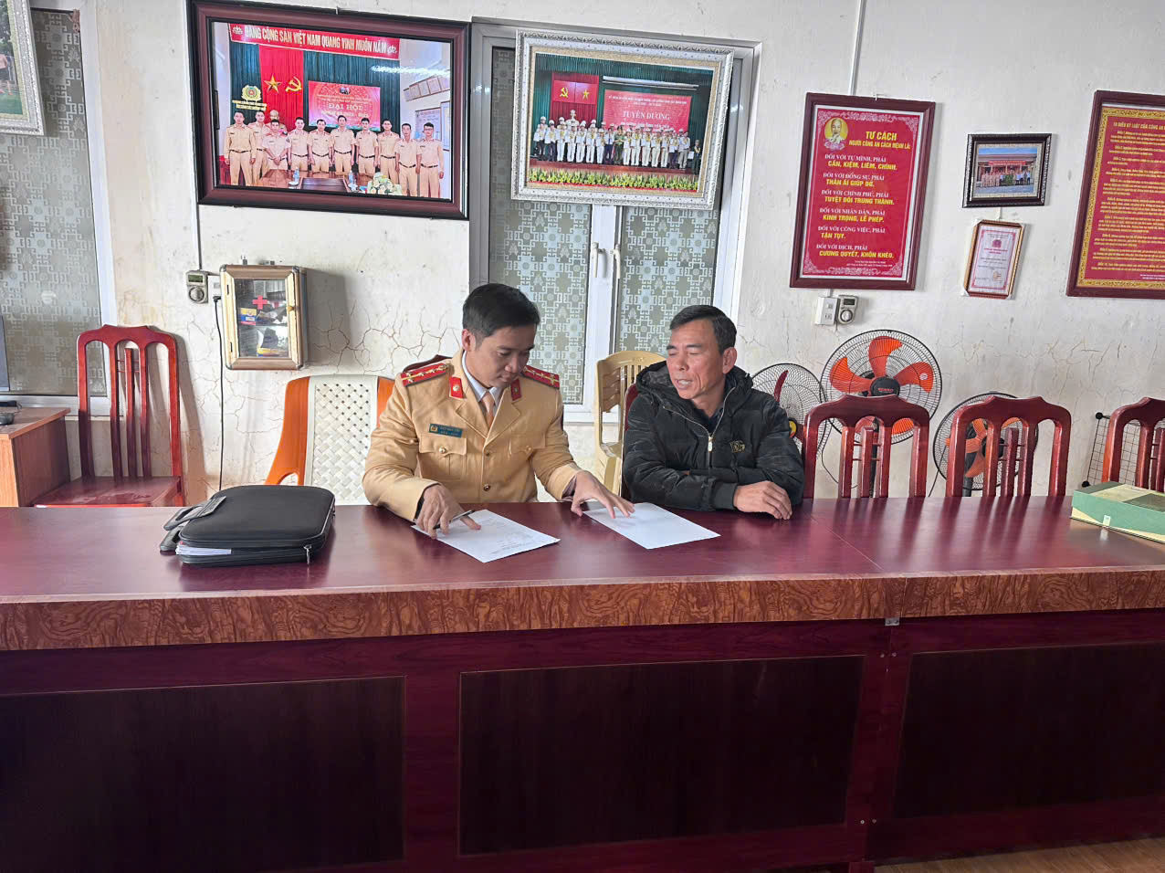 CSGT Th&aacute;i B&igrave;nh bắt giữ t&agrave;u chở 300m3 c&aacute;t kh&ocirc;ng r&otilde; nguồn gốc- Ảnh 2.