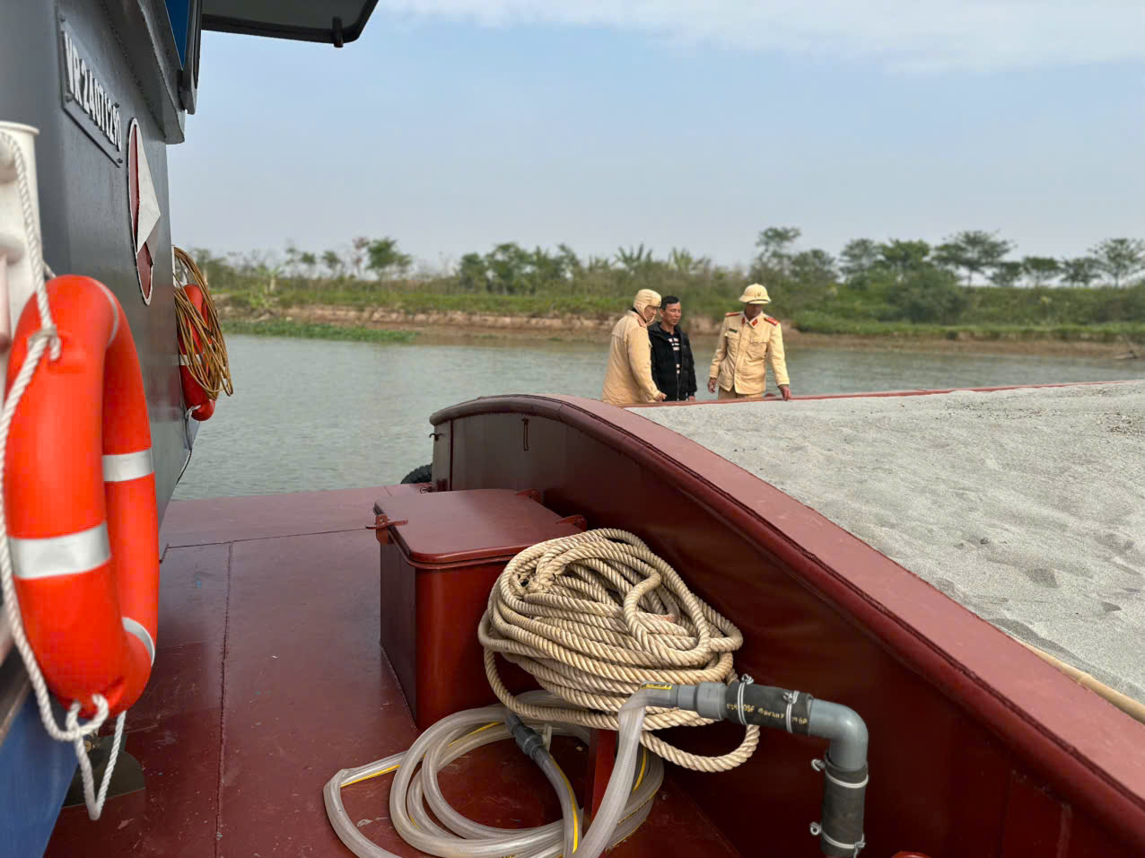 CSGT Th&aacute;i B&igrave;nh bắt giữ t&agrave;u chở 300m3 c&aacute;t kh&ocirc;ng r&otilde; nguồn gốc- Ảnh 1.