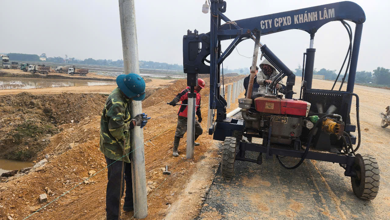 Thảm xong b&ecirc; t&ocirc;ng nhựa lớp 1 cao tốc B&atilde;i Vọt - H&agrave;m Nghi dịp tết Nguy&ecirc;n đ&aacute;n- Ảnh 3.