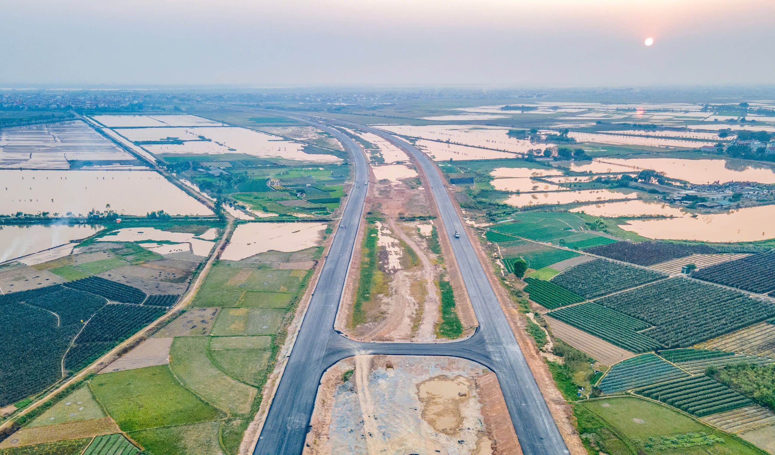 Toàn cảnh Vành đai 4 Vùng Thủ đô đoạn qua Mê Linh sau hơn một năm thi công- Ảnh 6. Toàn cảnh Vành đai 4 Vùng Thủ đô đoạn qua Mê Linh sau hơn một năm thi công- Ảnh 6.