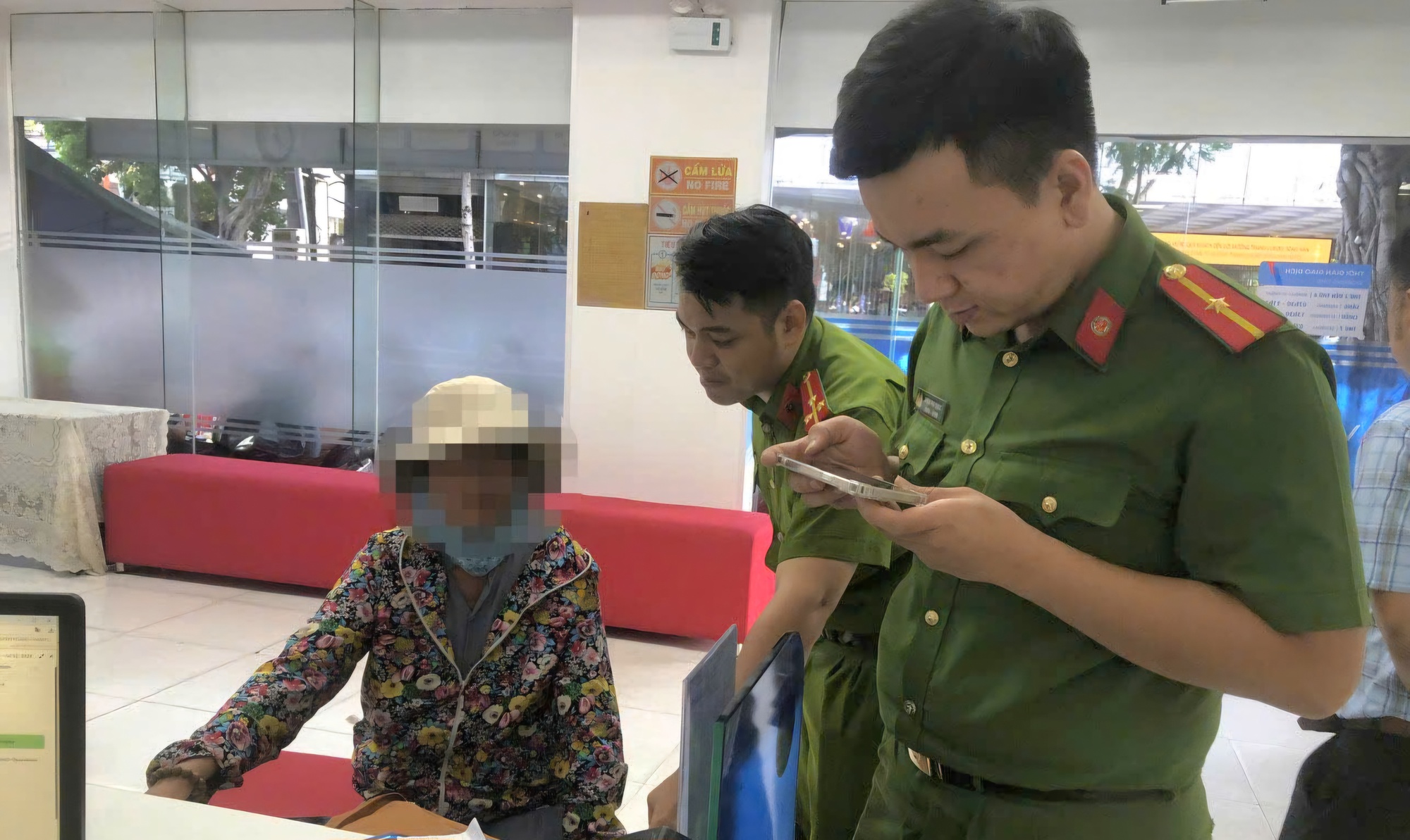 Mất 2 tỷ đồng sau cuộc gọi của "trưởng ph&ograve;ng c&ocirc;ng an dỏm"- Ảnh 1.