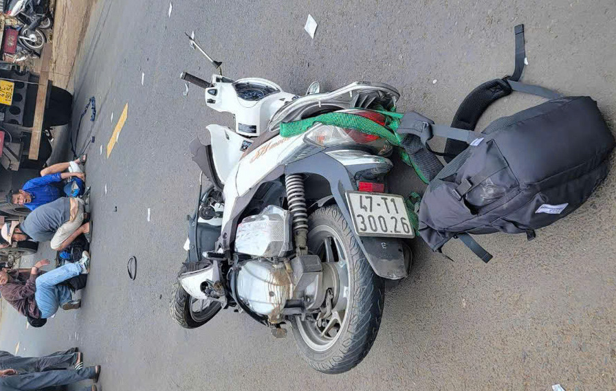 Xe m&aacute;y va chạm với xe tải, nữ sinh vi&ecirc;n tử vong- Ảnh 2.