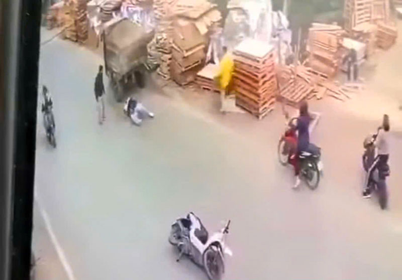 Vụ tai nạn được camera an ninh gần đ&oacute; ghi lại. (Ảnh cắt từ clip)