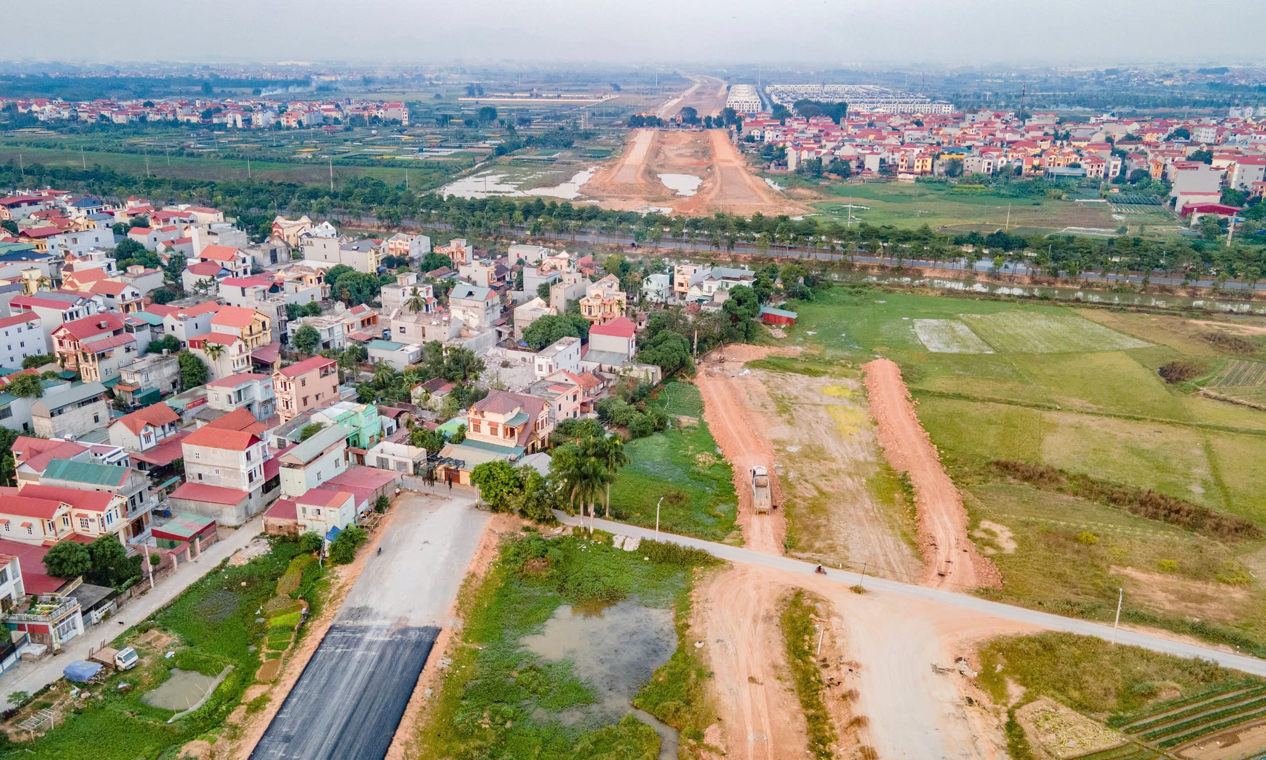 Toàn cảnh Vành đai 4 Vùng Thủ đô đoạn qua Mê Linh sau hơn một năm thi công- Ảnh 8. Toàn cảnh Vành đai 4 Vùng Thủ đô đoạn qua Mê Linh sau hơn một năm thi công- Ảnh 8.