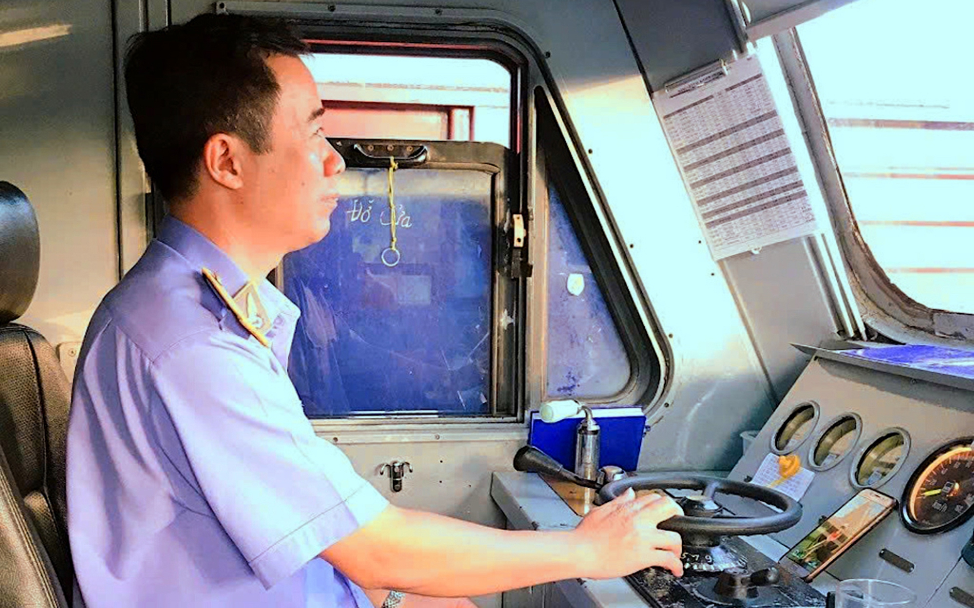 Đề xuất phân cấp triệt để địa phương cấp giấy phép lái tàu- Ảnh 2. Lãng phí lái tàu giỏi vì giới hạn độ tuổi