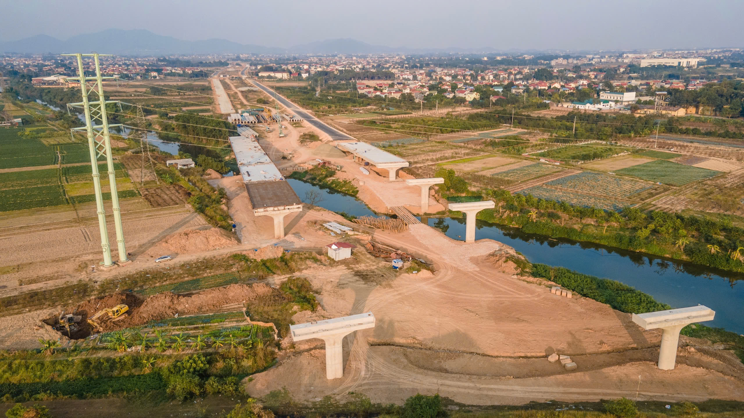 Toàn cảnh Vành đai 4 Vùng Thủ đô đoạn qua Mê Linh sau hơn một năm thi công- Ảnh 13. Toàn cảnh Vành đai 4 Vùng Thủ đô đoạn qua Mê Linh sau hơn một năm thi công- Ảnh 13.