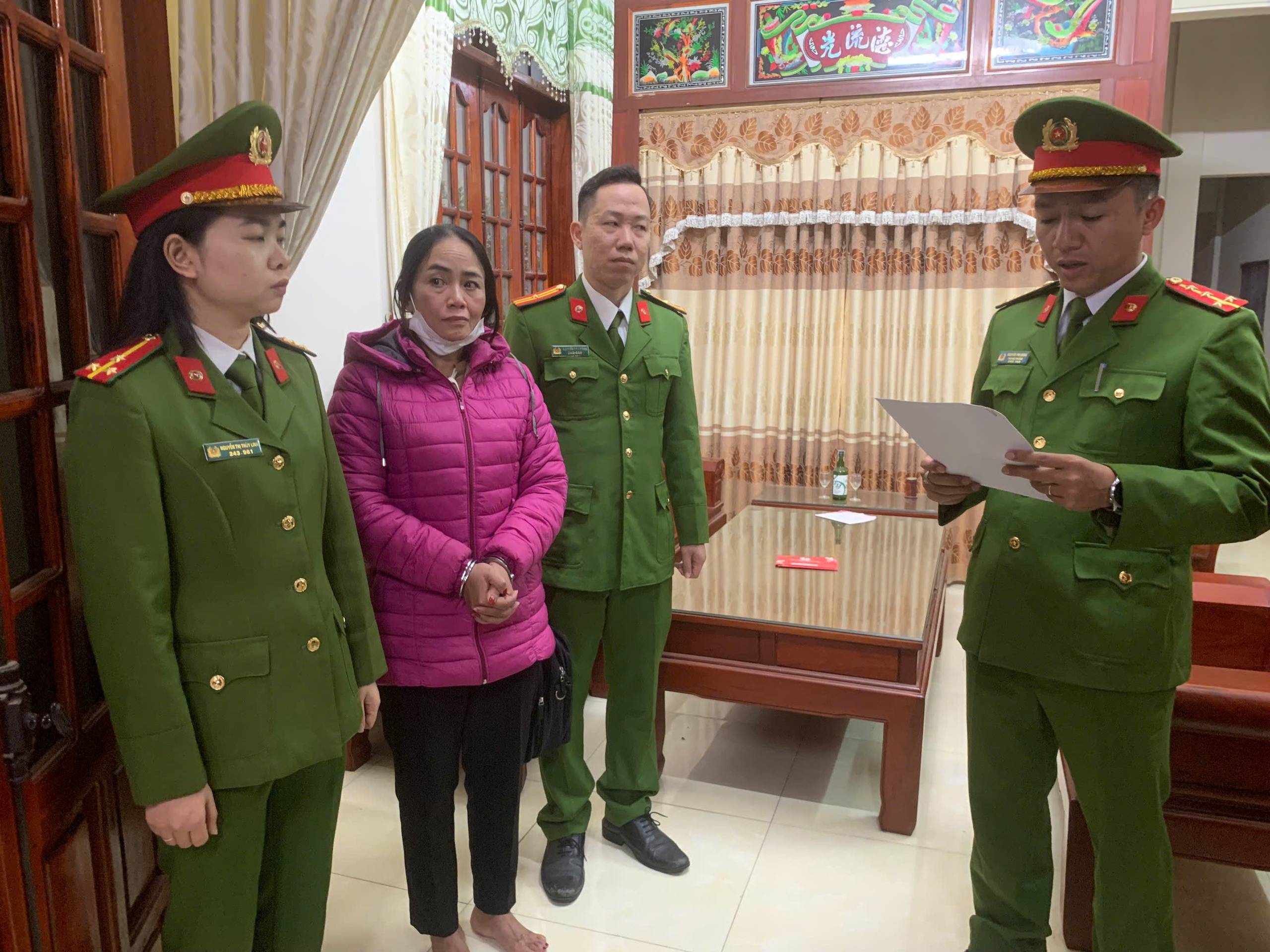 Bắt giữ người phụ nữ đưa th&ocirc;ng tin gian dối về thửa đất để lừa đảo- Ảnh 1.