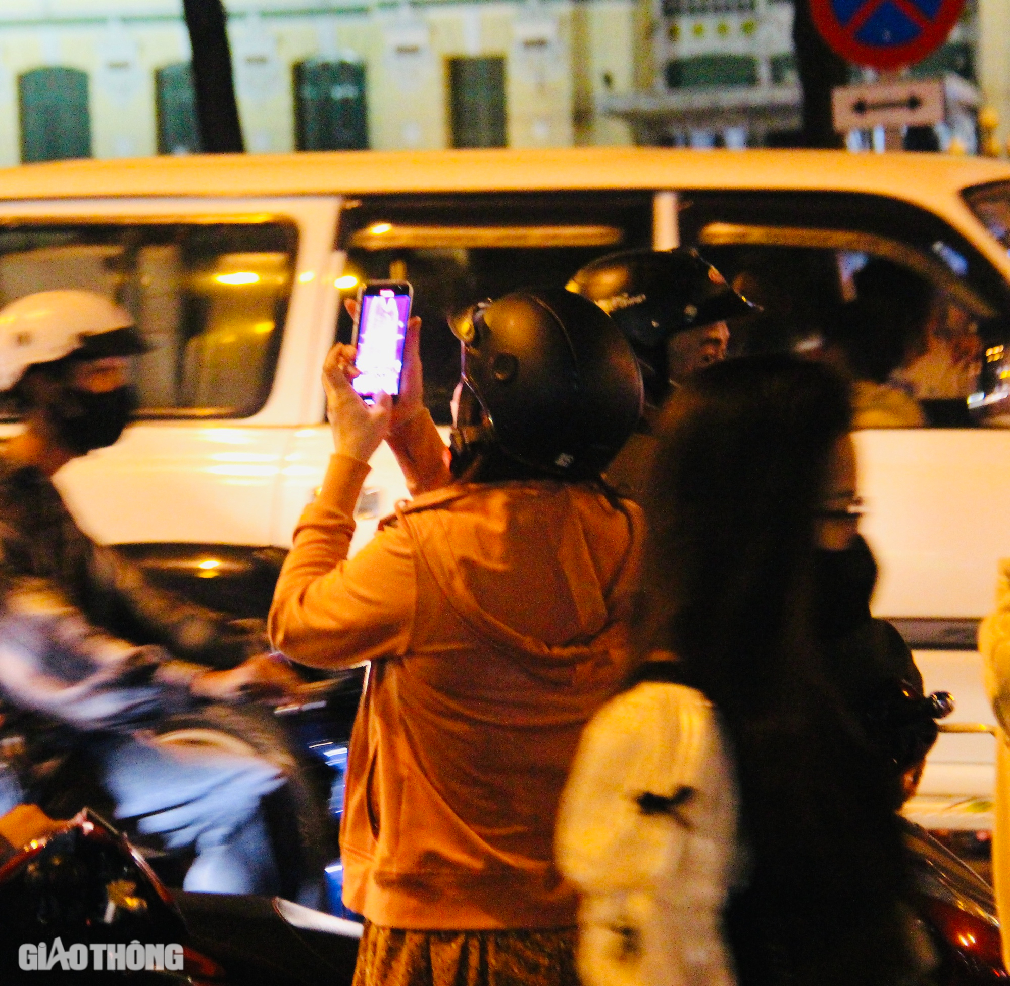 Người d&acirc;n TP.HCM th&iacute;ch th&uacute; đ&oacute;n Noel tr&ecirc;n t&agrave;u metro- Ảnh 16.