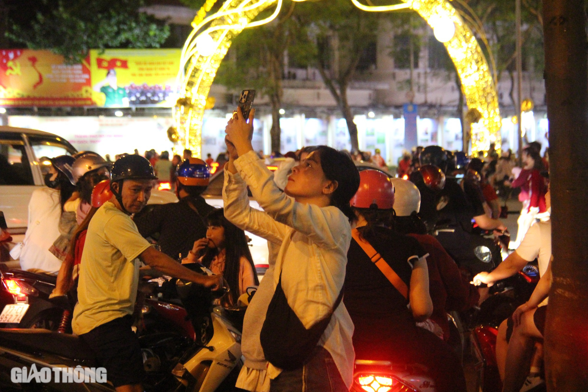 Người d&acirc;n TP.HCM th&iacute;ch th&uacute; đ&oacute;n Noel tr&ecirc;n t&agrave;u metro- Ảnh 17.