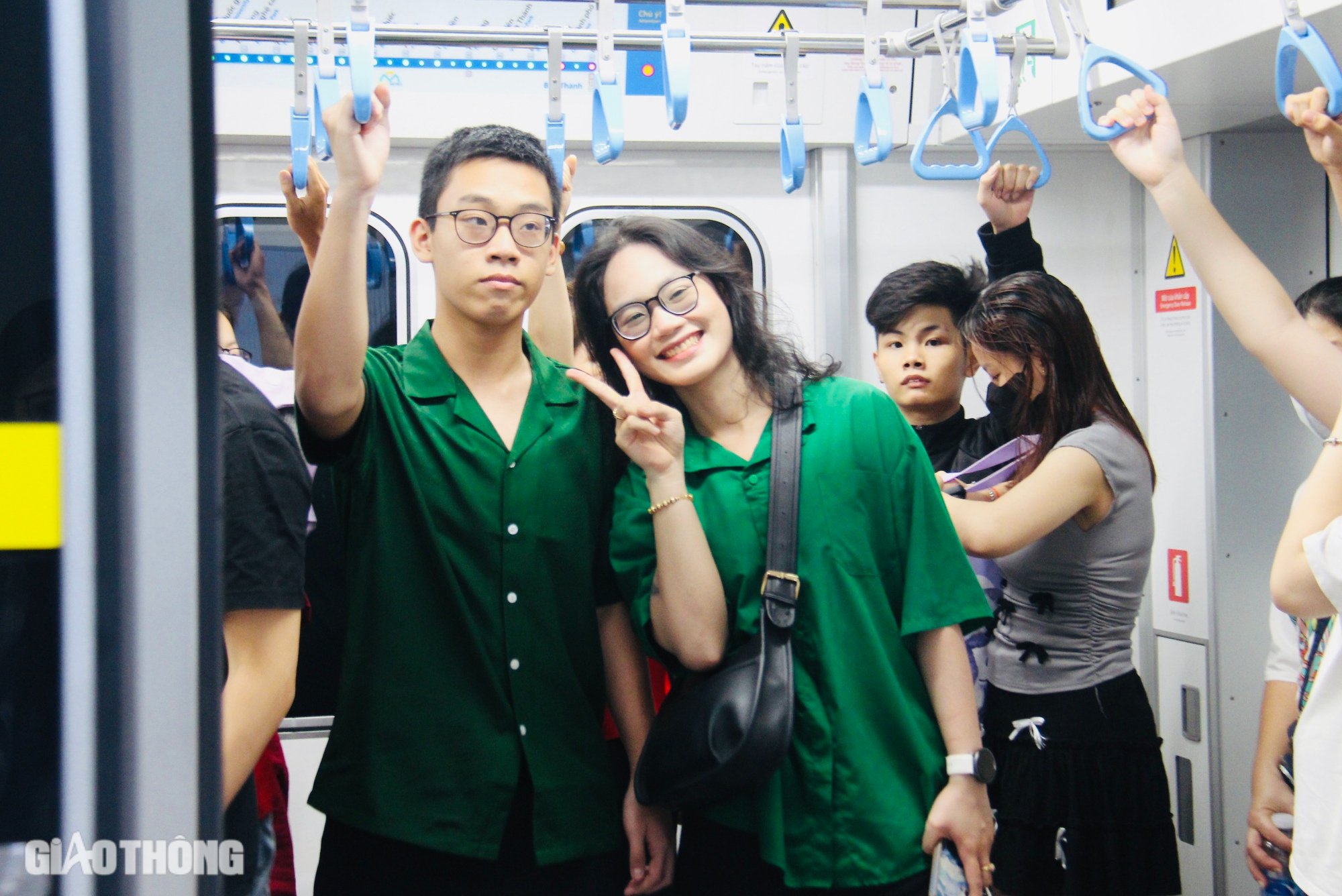 Người d&acirc;n TP.HCM th&iacute;ch th&uacute; đ&oacute;n Noel tr&ecirc;n t&agrave;u metro- Ảnh 10.