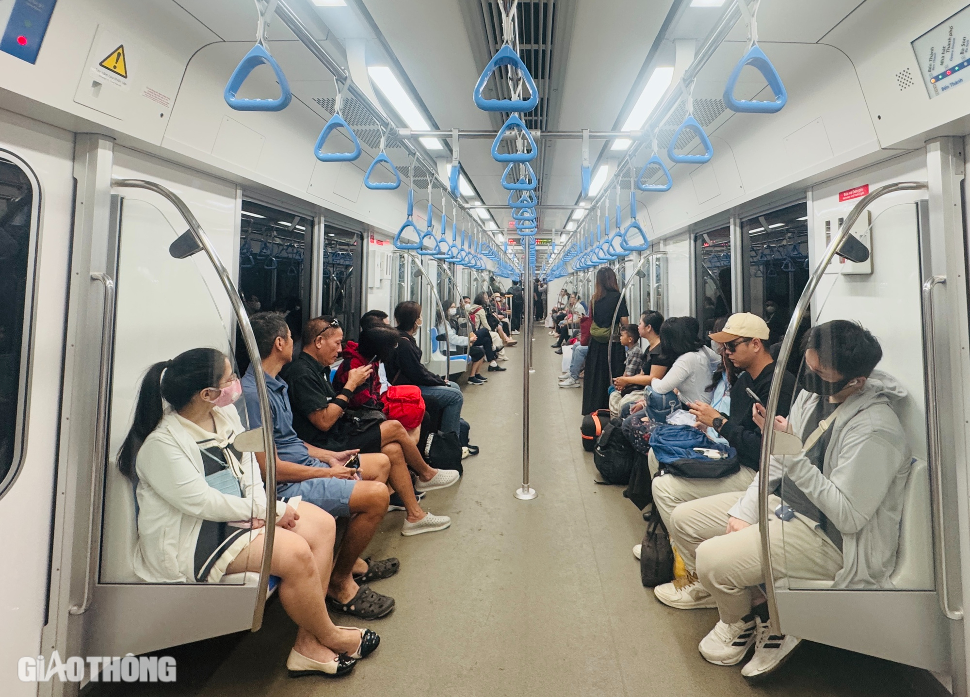 TP.HCM: Metro đ&oacute;n gần 190.000 người trải nghiệm trong hai ng&agrave;y đầu vận h&agrave;nh- Ảnh 1.