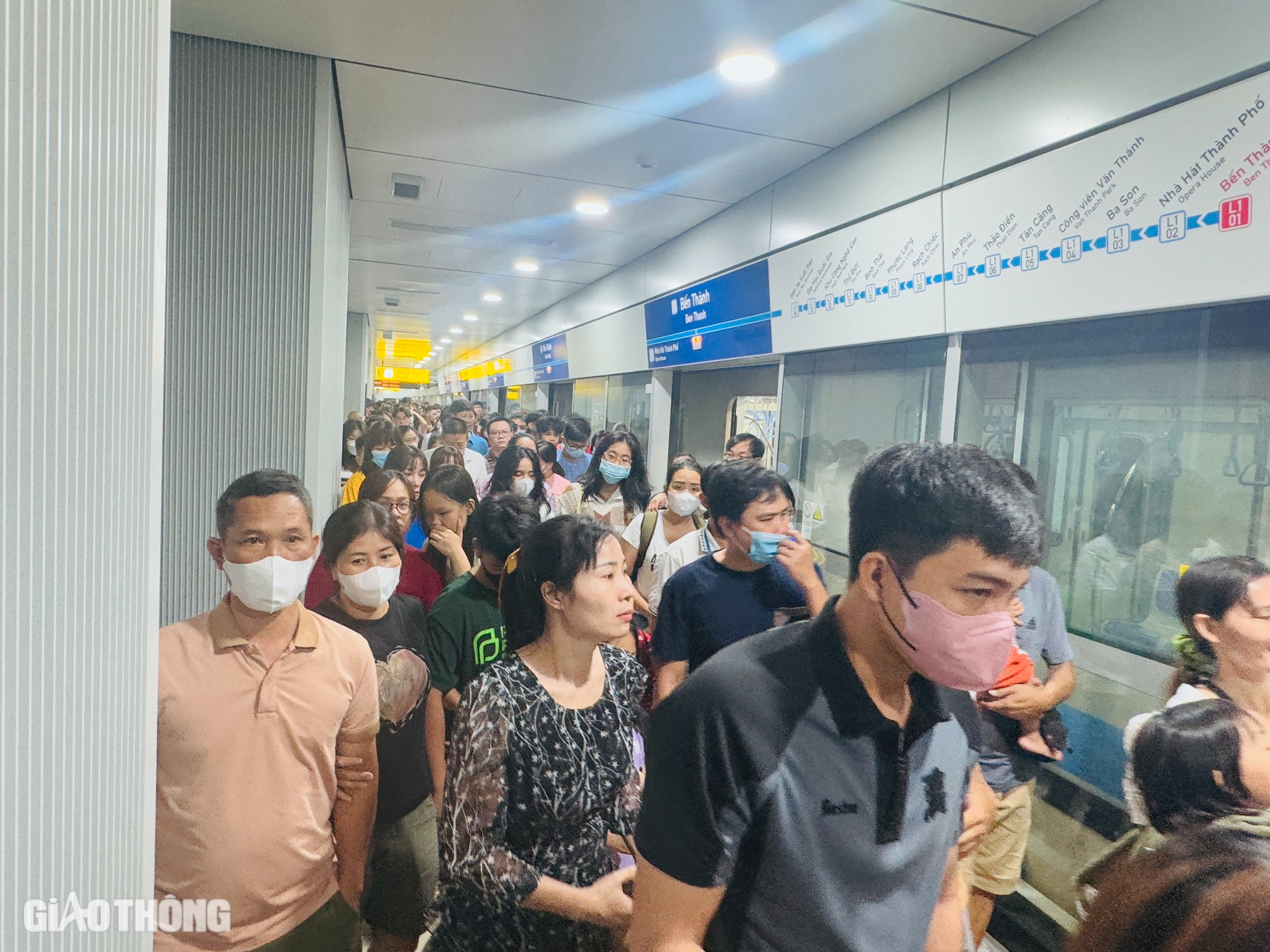 Người d&acirc;n TP.HCM th&iacute;ch th&uacute; đ&oacute;n Noel tr&ecirc;n t&agrave;u metro- Ảnh 3.