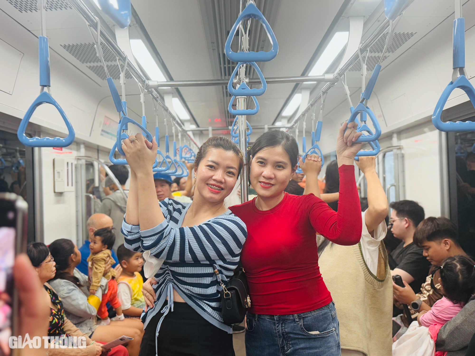 Người d&acirc;n TP.HCM th&iacute;ch th&uacute; đ&oacute;n Noel tr&ecirc;n t&agrave;u metro- Ảnh 11.