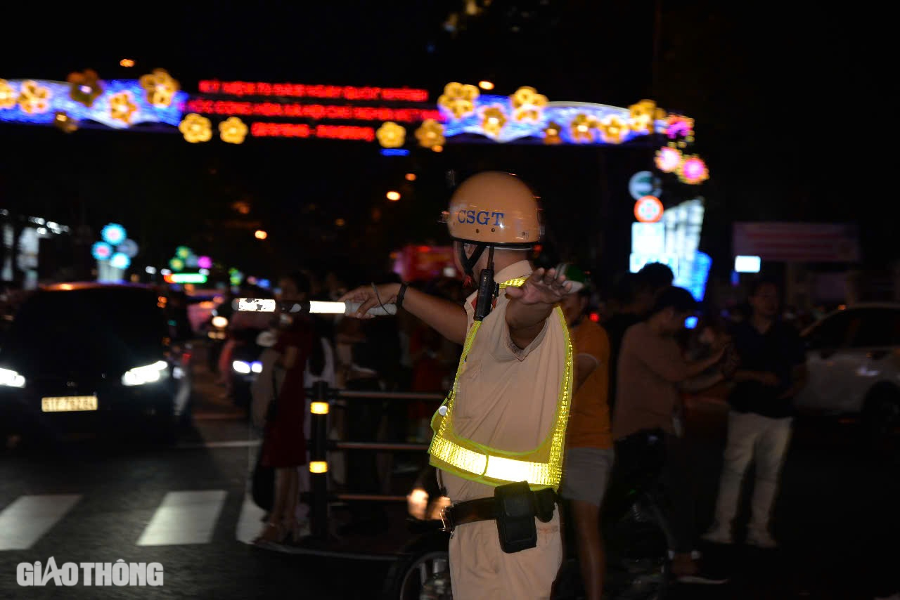 Người d&acirc;n TP.HCM th&iacute;ch th&uacute; đ&oacute;n Noel tr&ecirc;n t&agrave;u metro- Ảnh 19.