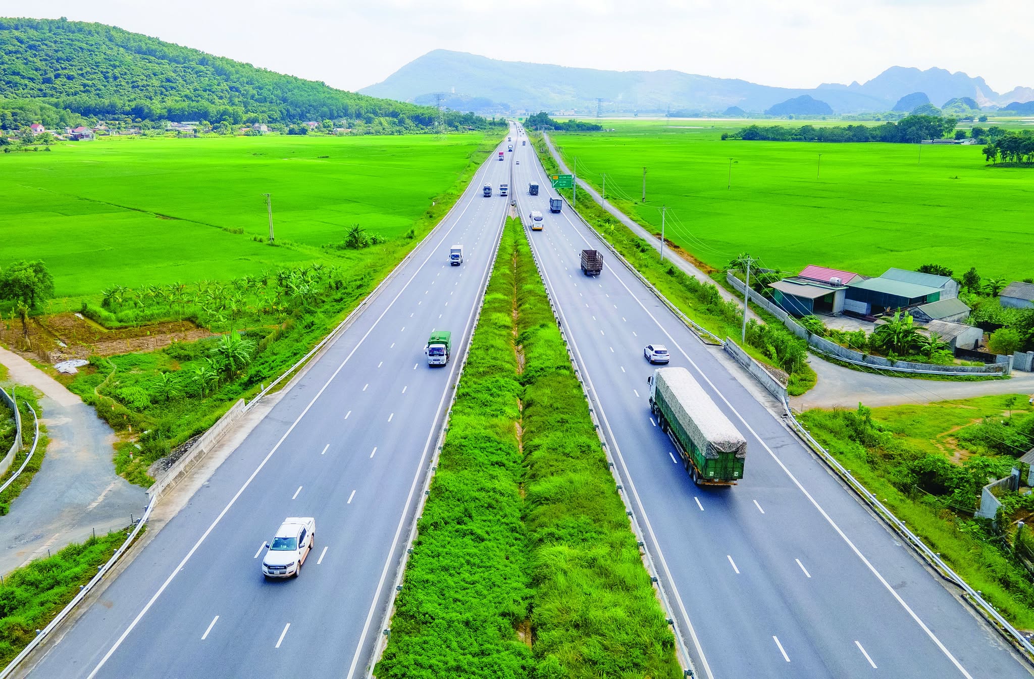 Đột ph&aacute; hạ tầng giao th&ocirc;ng th&uacute;c đẩy vận tải- Ảnh 1.