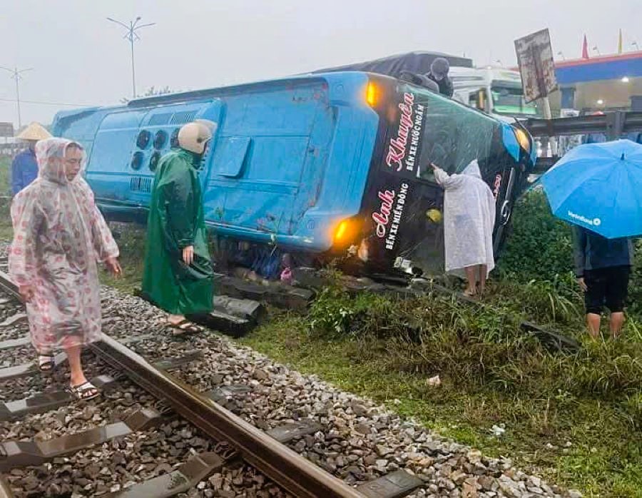 Xe khách húc bay hộ lan quốc lộ, lật nhào bên đường sắt qua Quảng Trị- Ảnh 1. Xe khách húc bay hộ lan quốc lộ, lật nhào bên đường sắt qua Quảng Trị- Ảnh 1.