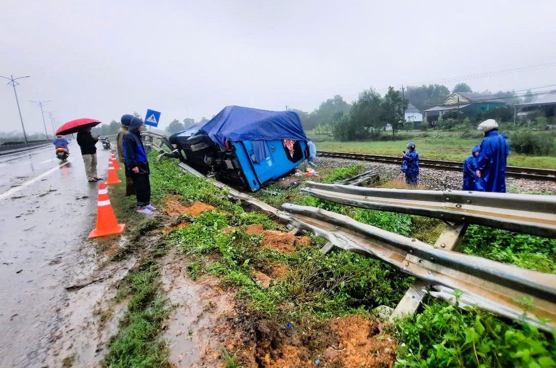 Xe khách húc bay hộ lan quốc lộ, lật nhào bên đường sắt qua Quảng Trị- Ảnh 2. Xe khách húc bay hộ lan quốc lộ, lật nhào bên đường sắt qua Quảng Trị- Ảnh 2.
