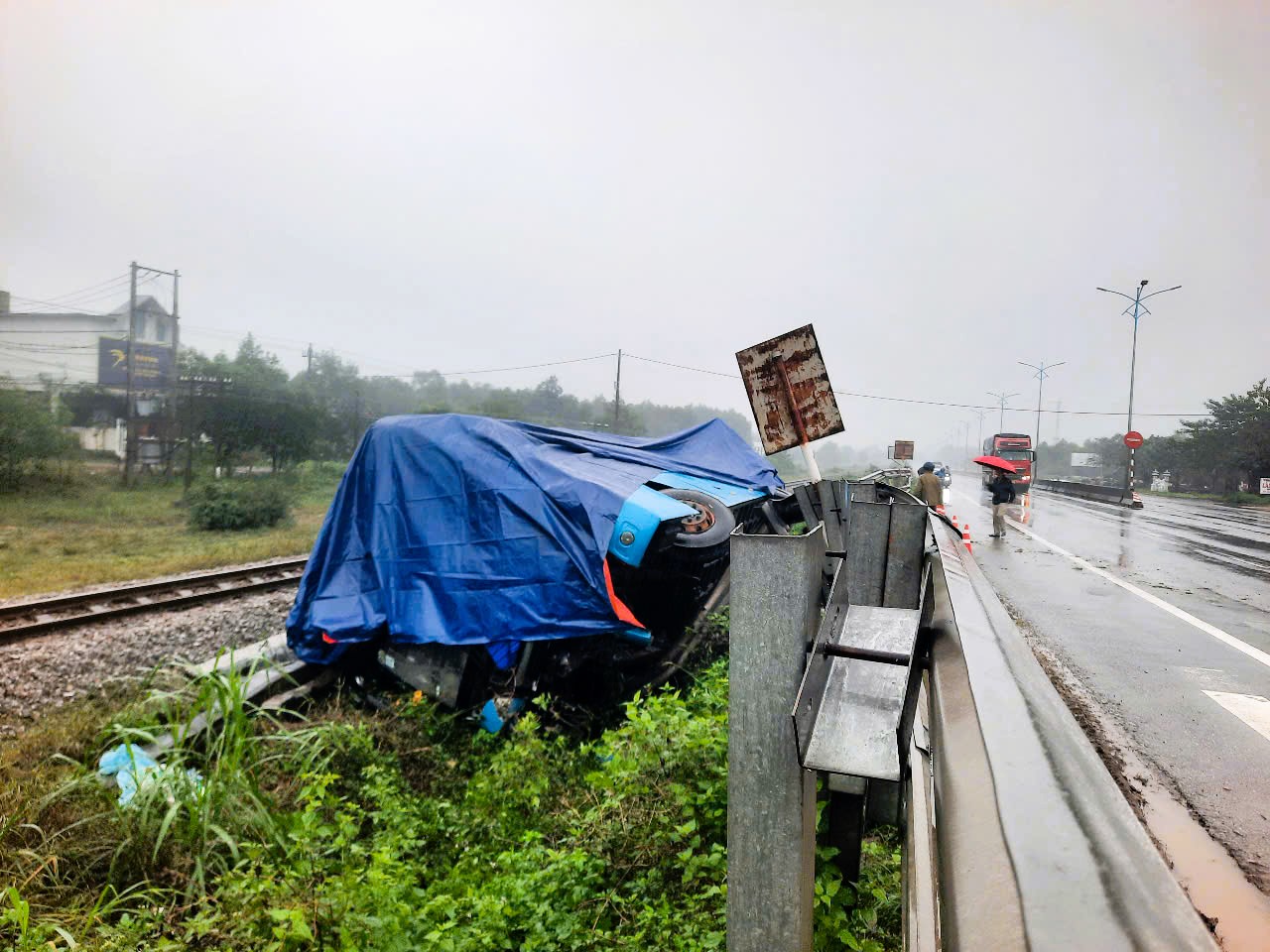 Xe khách húc bay hộ lan quốc lộ, lật nhào bên đường sắt qua Quảng Trị- Ảnh 5. Xe khách húc bay hộ lan quốc lộ, lật nhào bên đường sắt qua Quảng Trị- Ảnh 5.