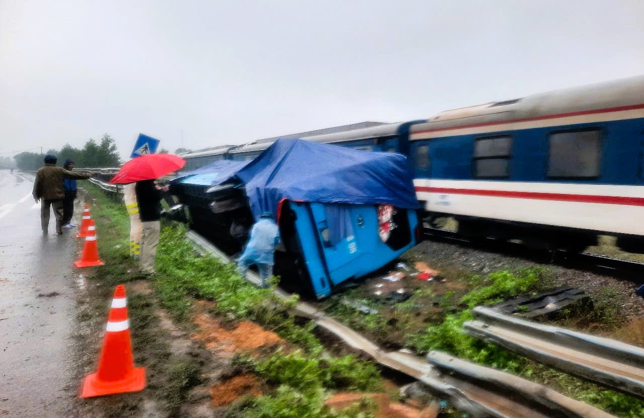 Xe khách húc bay hộ lan quốc lộ, lật nhào bên đường sắt qua Quảng Trị- Ảnh 6. Xe khách húc bay hộ lan quốc lộ, lật nhào bên đường sắt qua Quảng Trị- Ảnh 6.