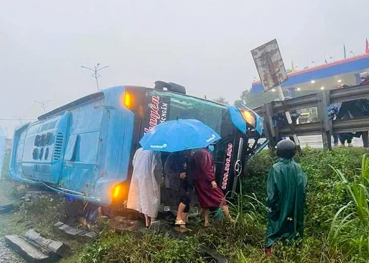 Xe khách húc bay hộ lan quốc lộ, lật nhào bên đường sắt qua Quảng Trị- Ảnh 3. Xe khách húc bay hộ lan quốc lộ, lật nhào bên đường sắt qua Quảng Trị- Ảnh 3.
