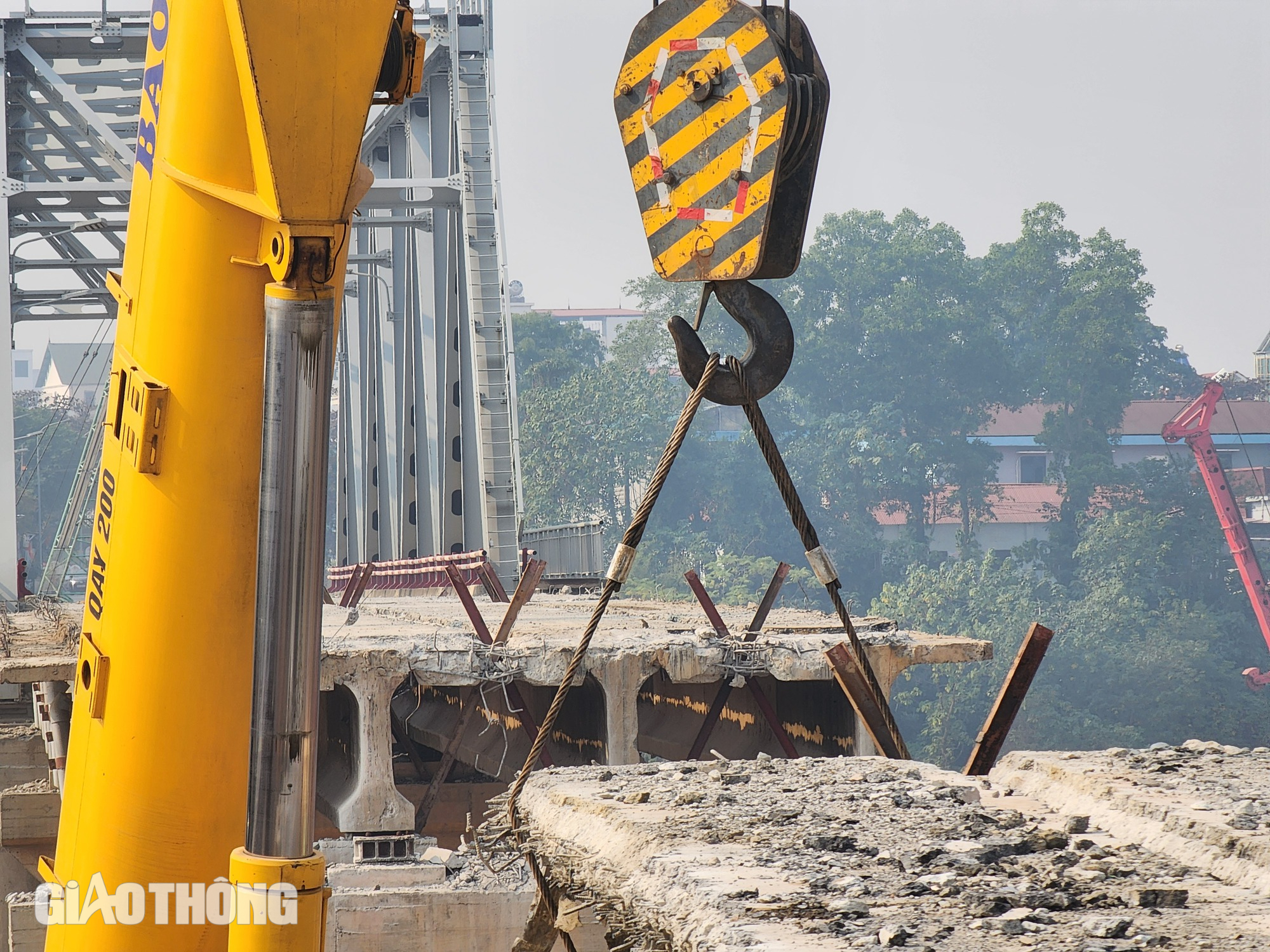 Cận cảnh cắt mặt cầu Phong Ch&acirc;u th&agrave;nh c&aacute;c khối để th&aacute;o dỡ- Ảnh 4.