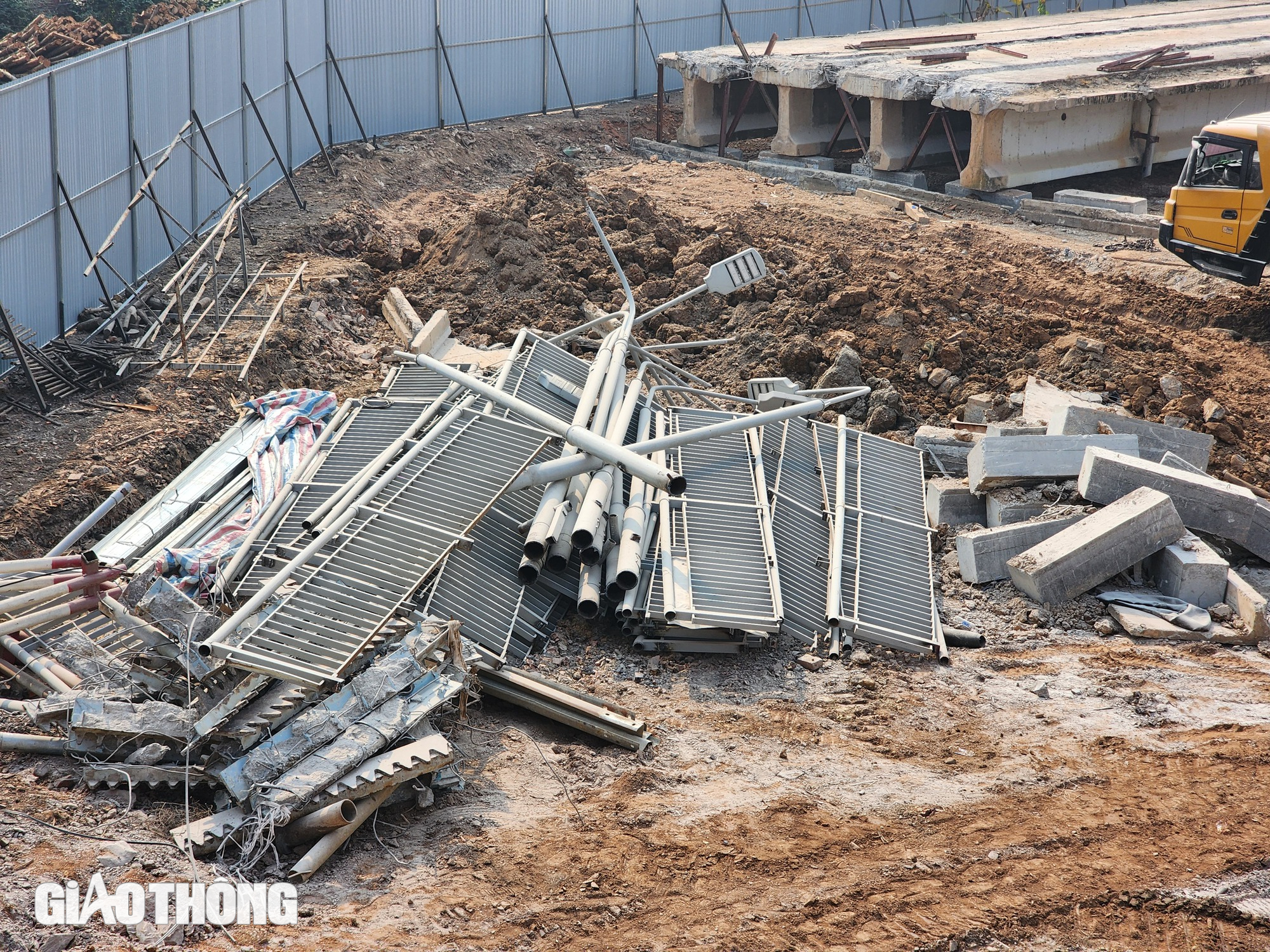 Cận cảnh cắt mặt cầu Phong Ch&acirc;u th&agrave;nh c&aacute;c khối để th&aacute;o dỡ- Ảnh 6.