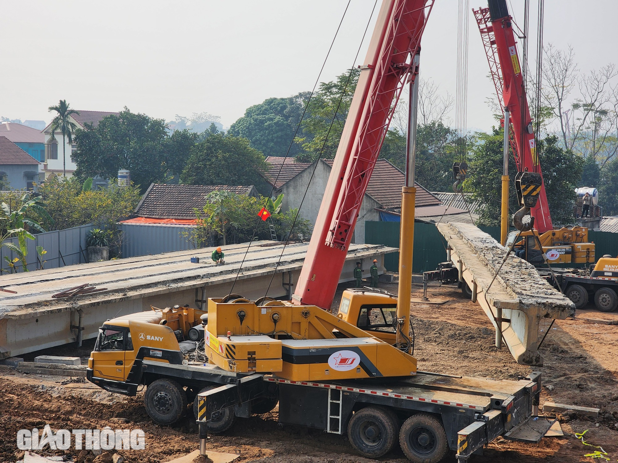 Cận cảnh cắt mặt cầu Phong Ch&acirc;u th&agrave;nh c&aacute;c khối để th&aacute;o dỡ- Ảnh 1.