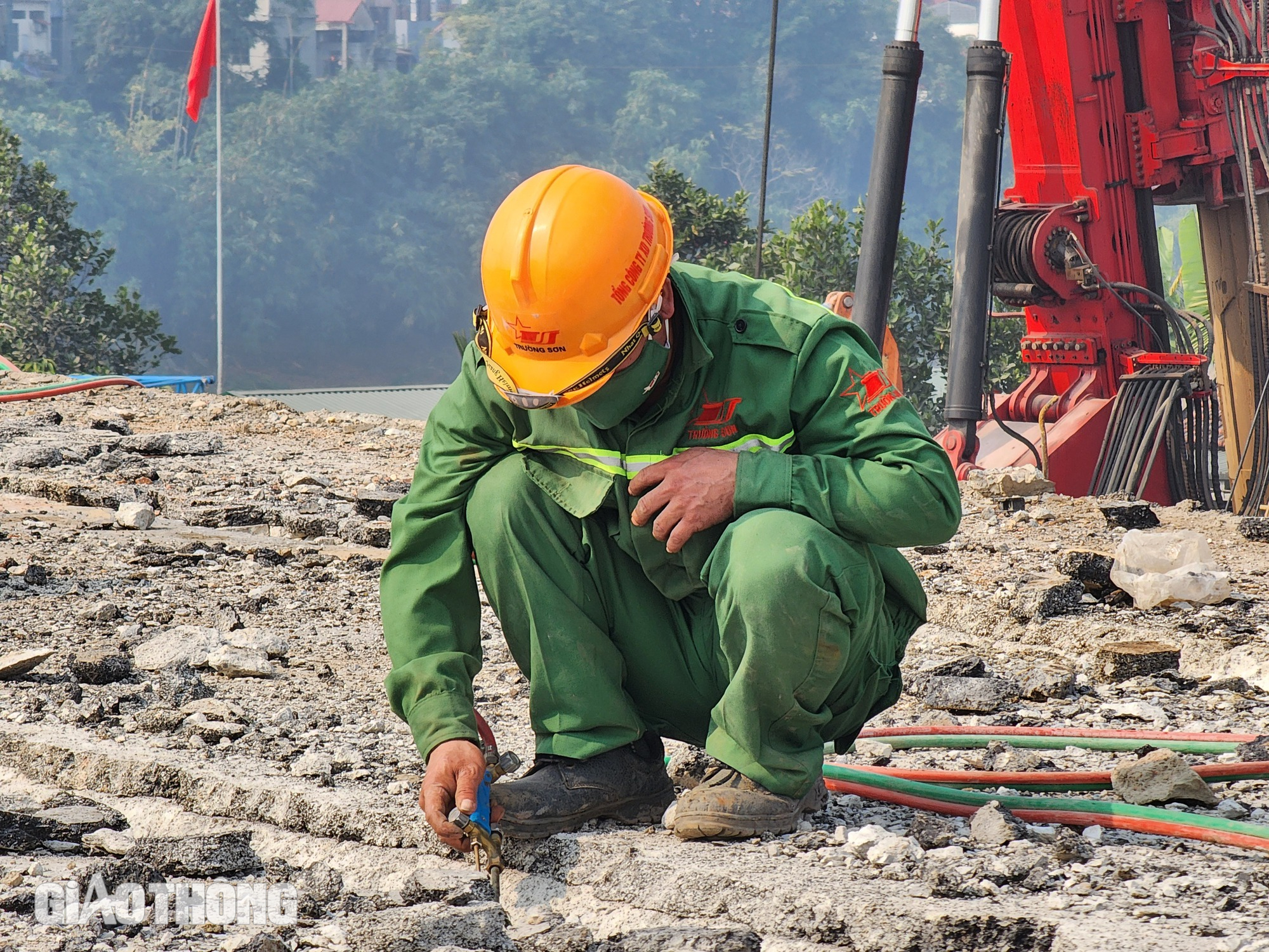 Cận cảnh cắt mặt cầu Phong Ch&acirc;u th&agrave;nh c&aacute;c khối để th&aacute;o dỡ- Ảnh 3.